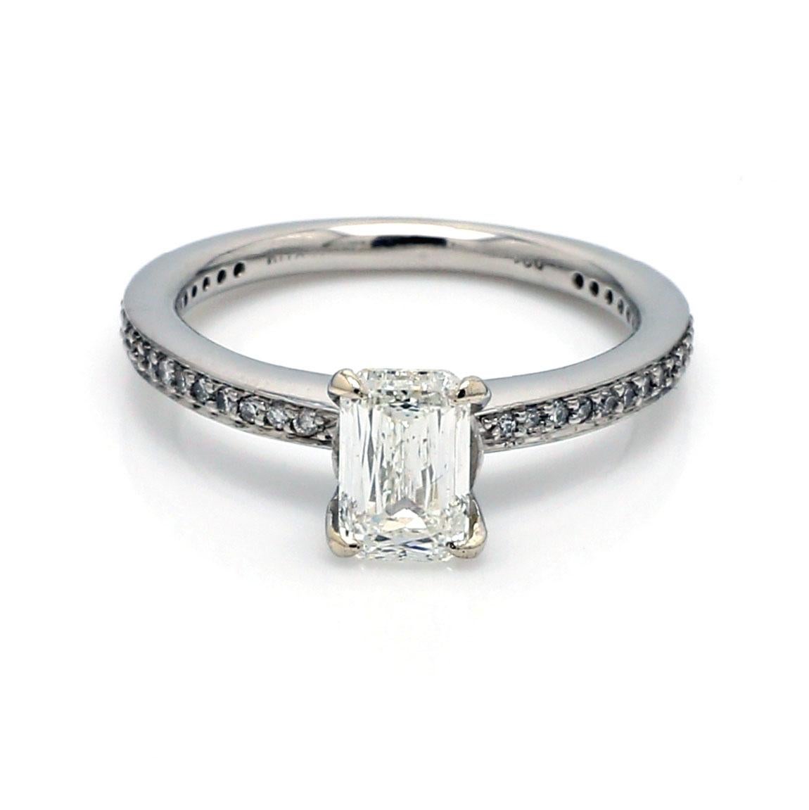 Anello in platino con diamante tagliato

Questo elegante anello in platino mette in mostra uno splendido diamante bianco tagliato a taglio vivo. Con una dimensione di 5 e ridimensionabile, questo pezzo è un'aggiunta senza tempo a qualsiasi