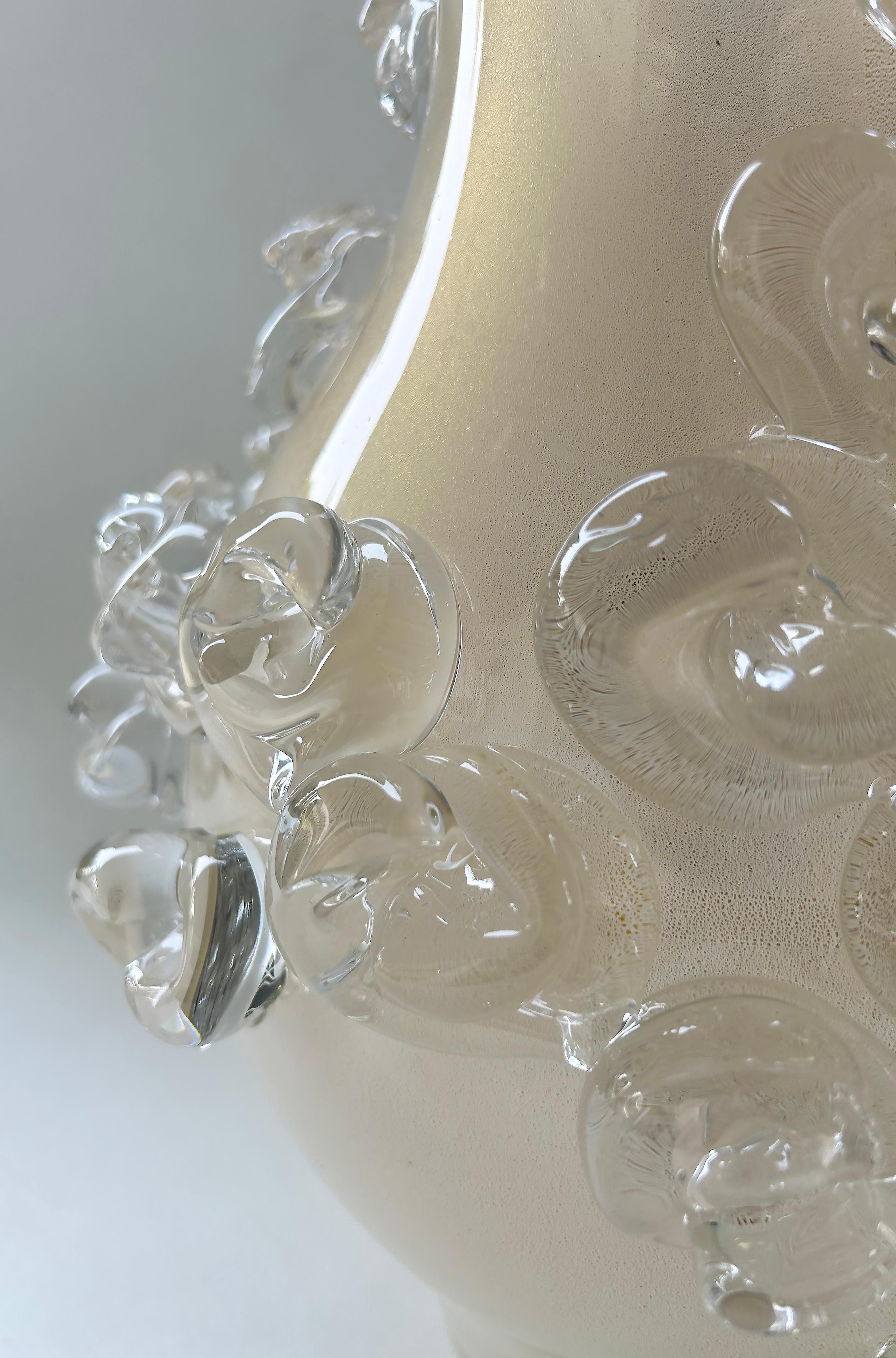 Vaso in vetro traslucido infuso in oro 24 carati con applicazioni di Cristais di Murano in vendita 6