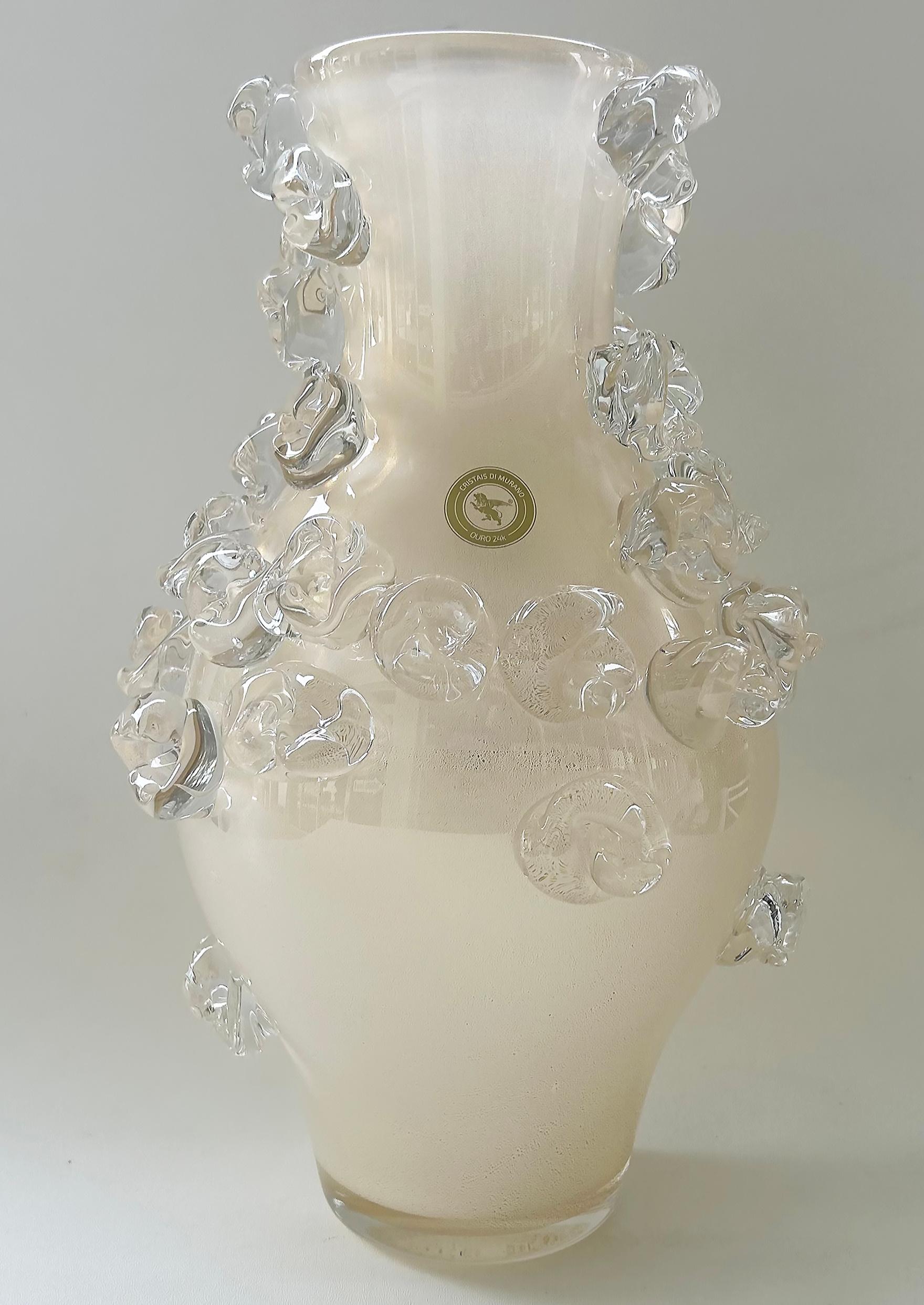 Vaso in vetro traslucido infuso in oro 24 carati con applicazioni in vetro di Cristais di Murano

In vendita un vaso Cristais di Murano in vetro traslucido infuso in oro 24K con applicazioni in vetro trasparente.  Diametro della base 4 1/2