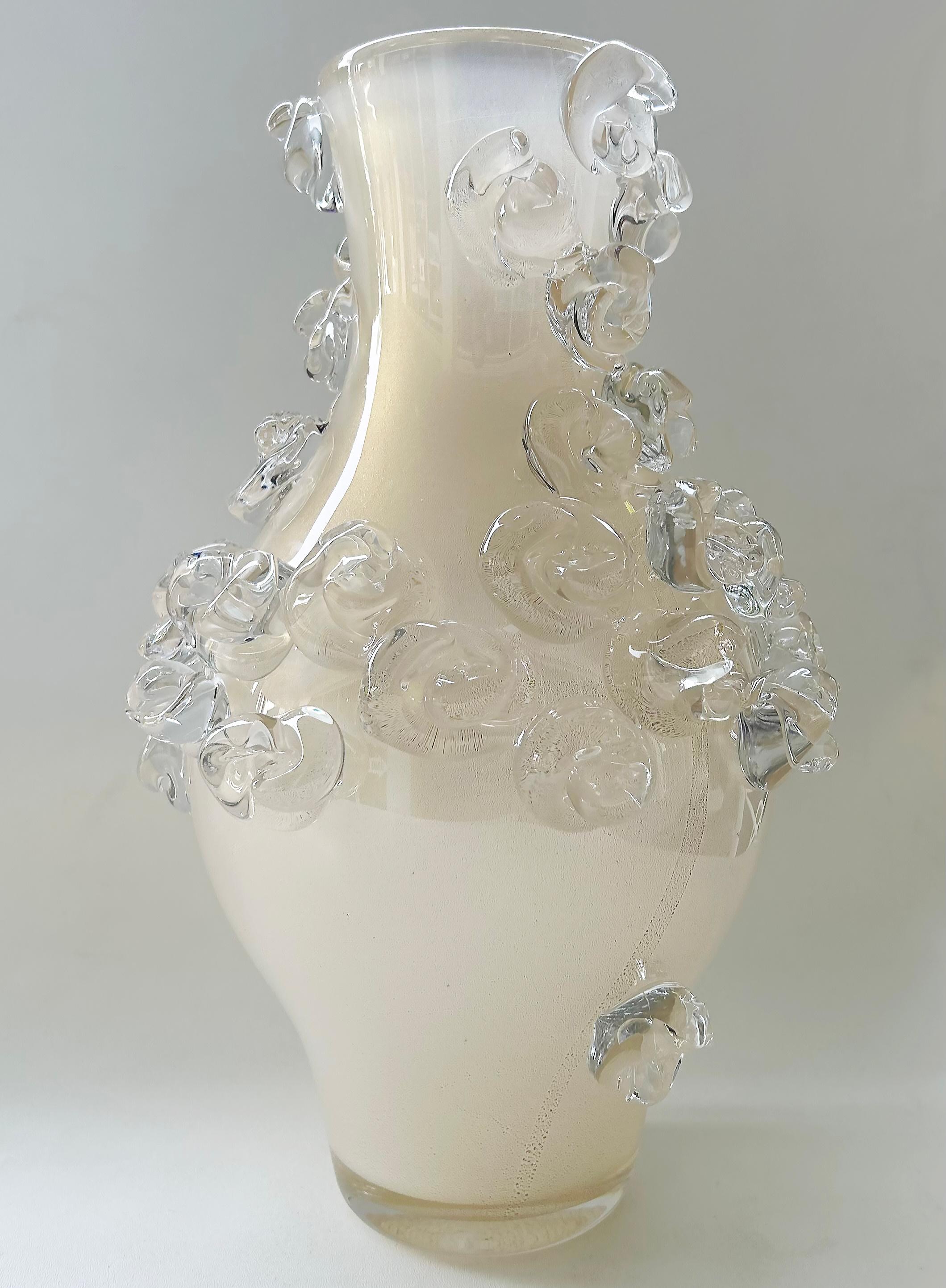 Vaso in vetro traslucido infuso in oro 24 carati con applicazioni di Cristais di Murano In condizioni buone in vendita a Miami, FL