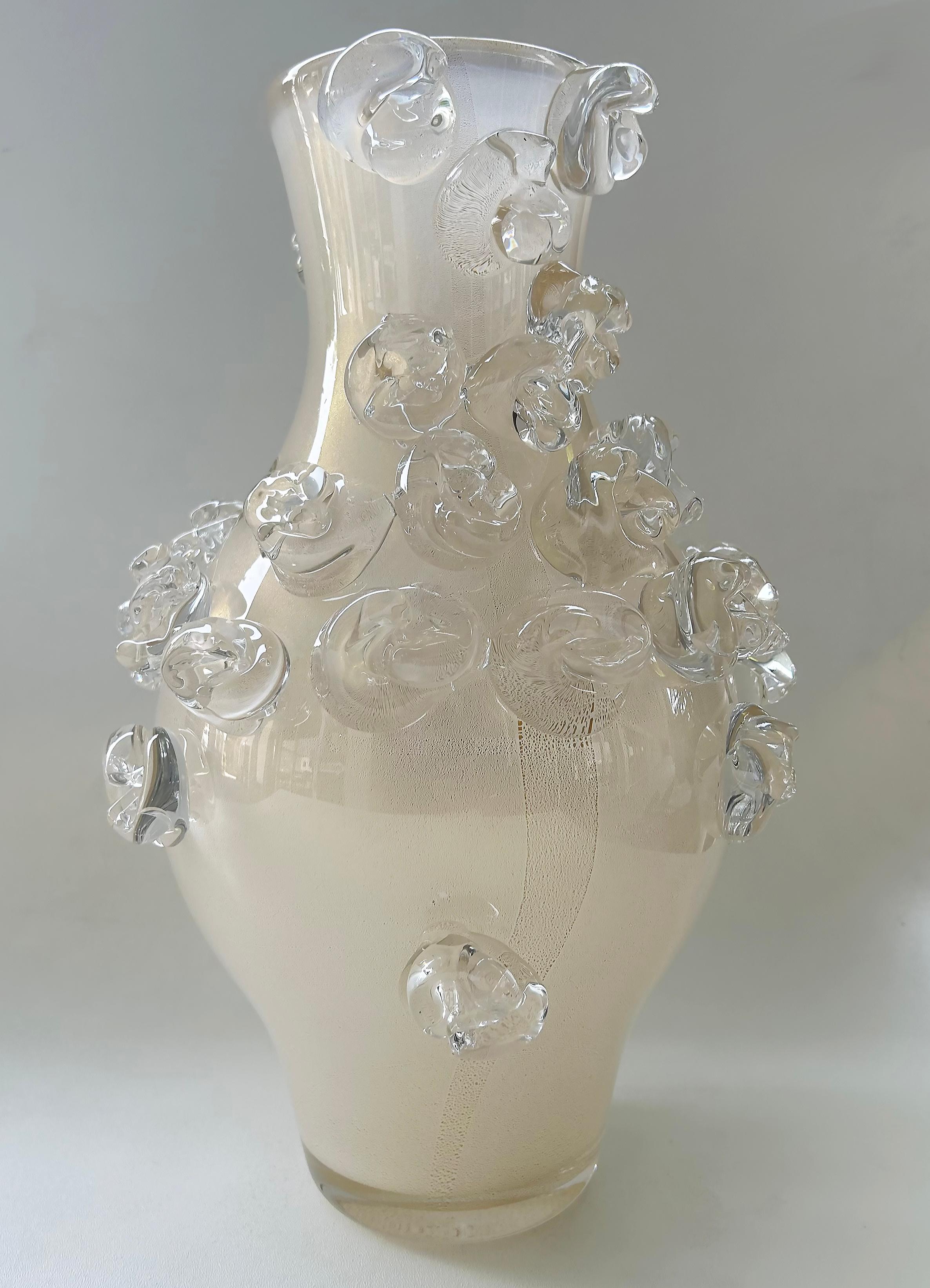 XXI secolo e contemporaneo Vaso in vetro traslucido infuso in oro 24 carati con applicazioni di Cristais di Murano in vendita
