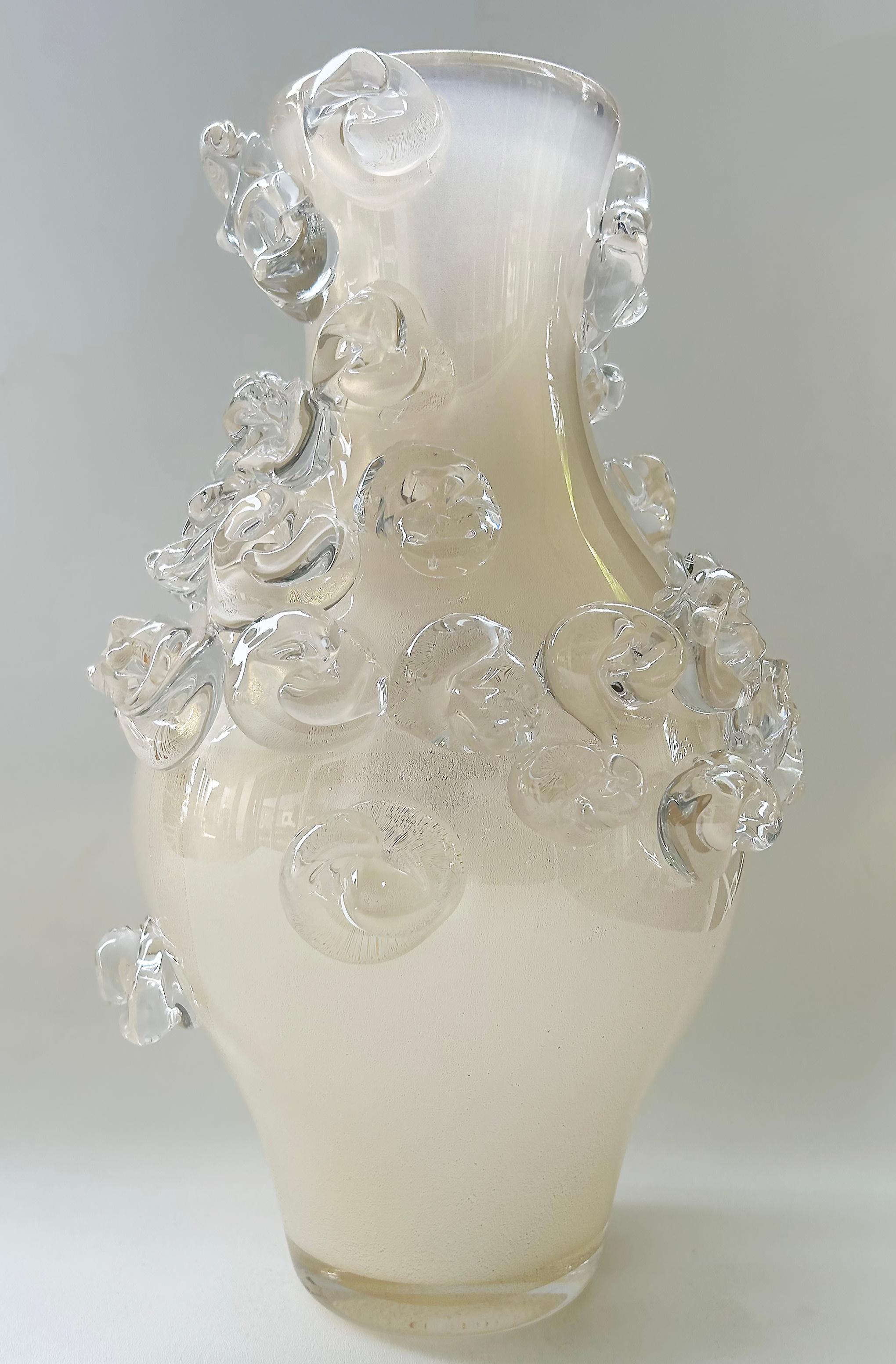 Oro Vaso in vetro traslucido infuso in oro 24 carati con applicazioni di Cristais di Murano in vendita