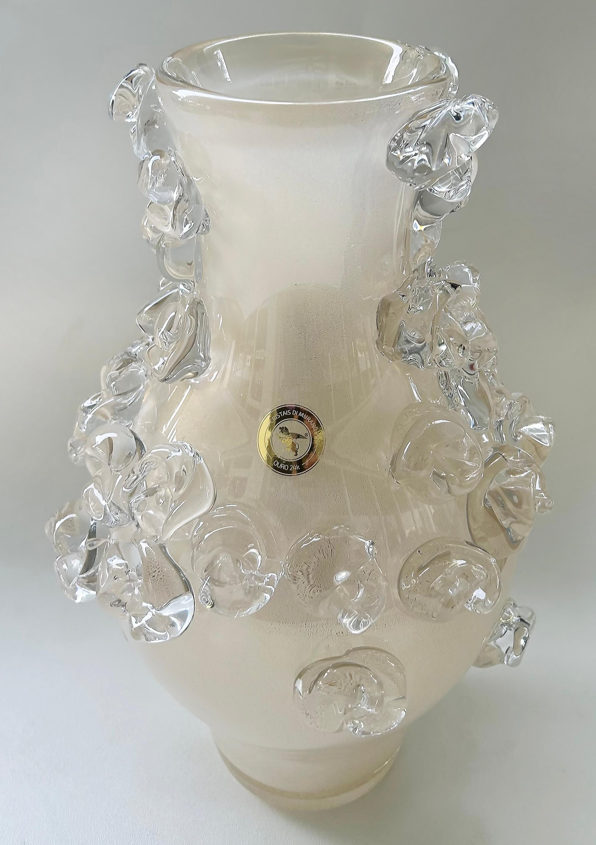 Vaso in vetro traslucido infuso in oro 24 carati con applicazioni di Cristais di Murano in vendita 1