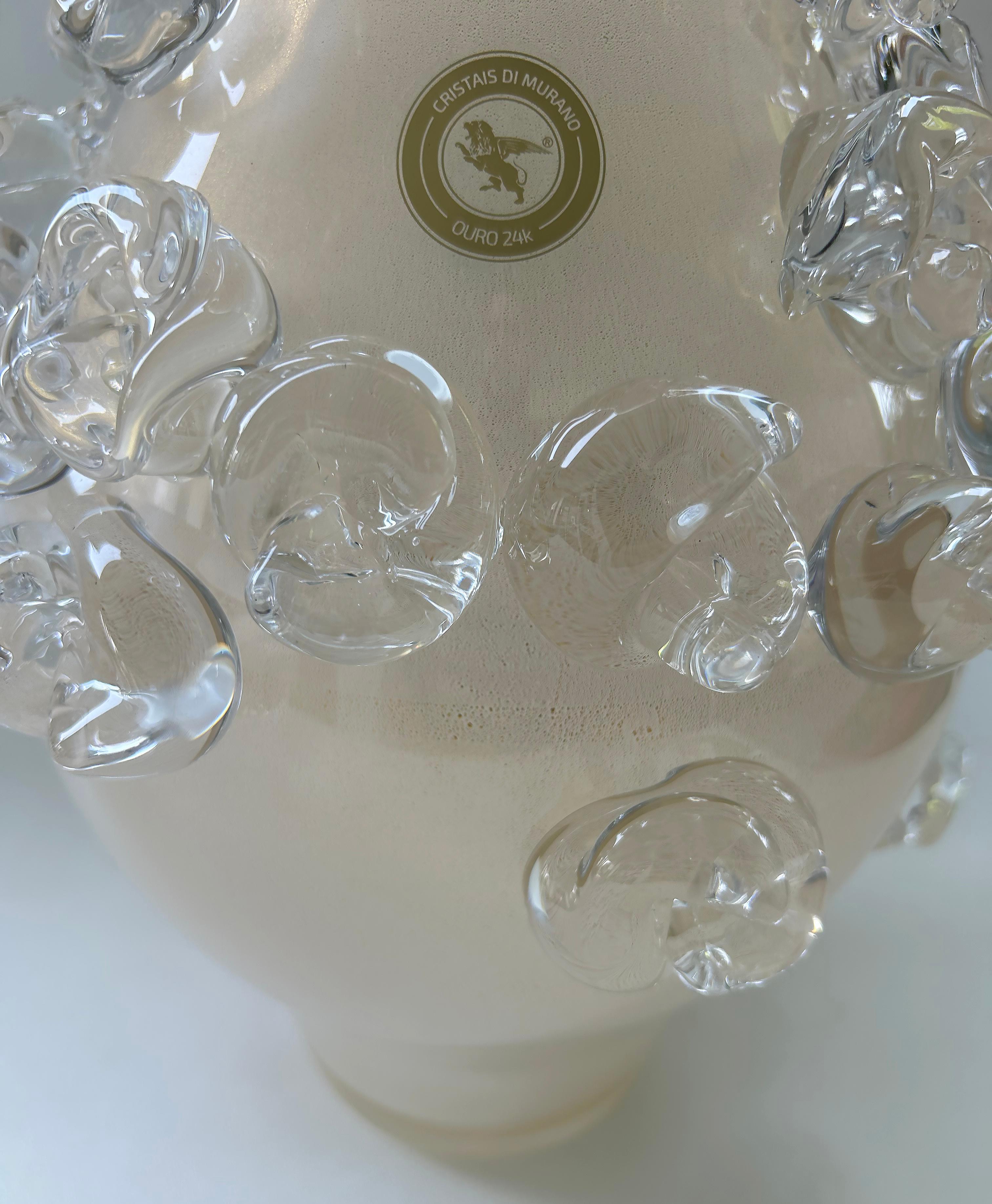 Vaso in vetro traslucido infuso in oro 24 carati con applicazioni di Cristais di Murano in vendita 2