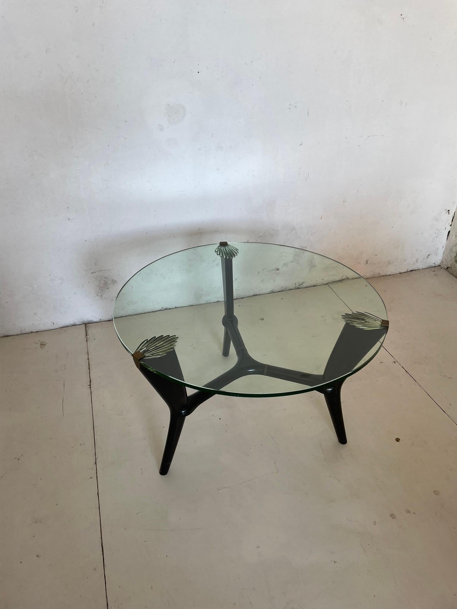 Mesa de centro Cristal Arte, Italia, 1953

Se trata de una mesa de centro moderna de mediados de siglo diseñada por Cristal Arte. La mesa tiene un tablero redondo de cristal apoyado en una exclusiva base de madera negra con tres patas. Cada pata