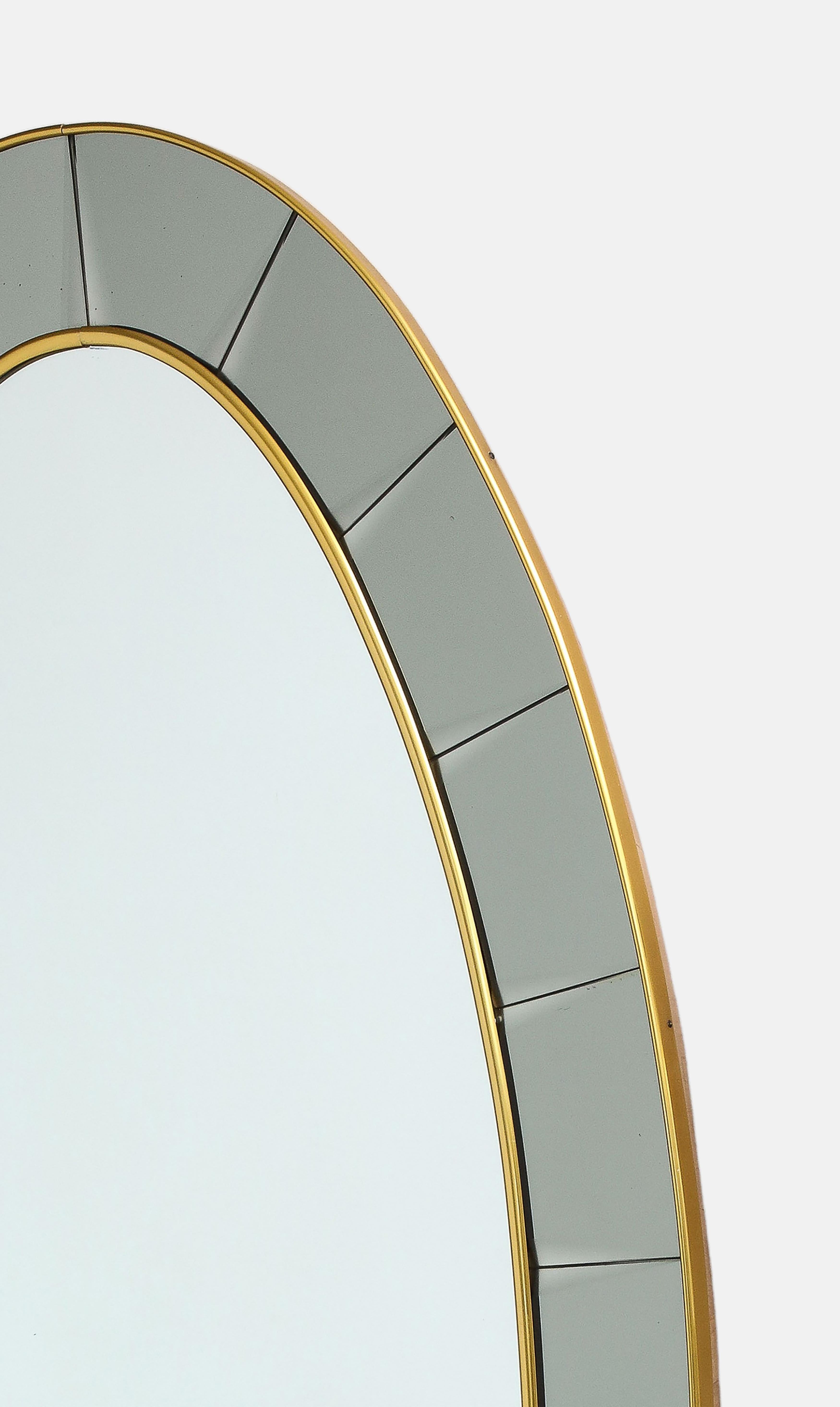 Doré Miroir de sol ovale à grande échelle en cristal biseauté taillé à la main avec étagère, Cristal Art en vente