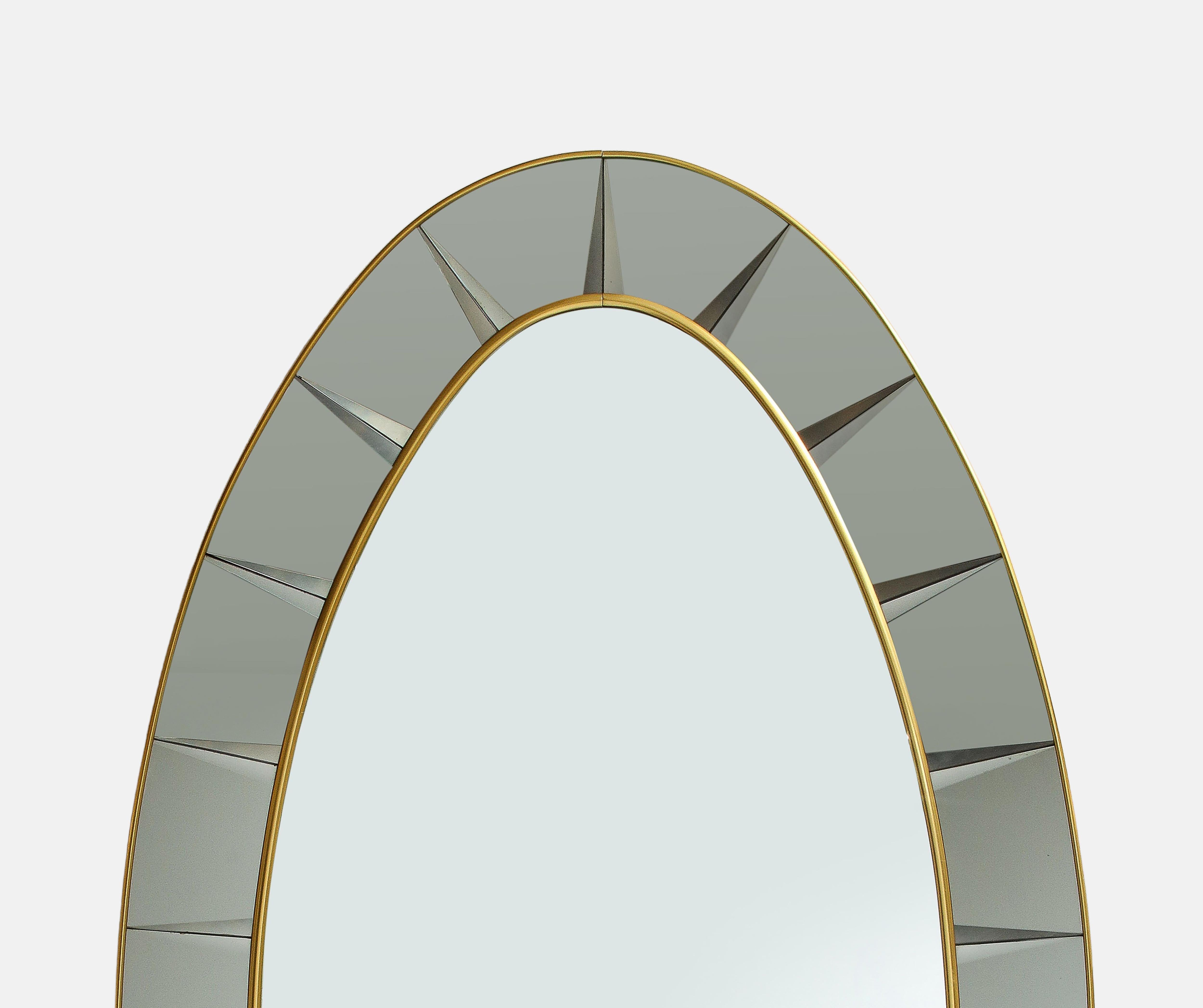 Mid-Century Modern Miroir de sol ovale à grande échelle en cristal biseauté taillé à la main avec étagère, Cristal Art en vente