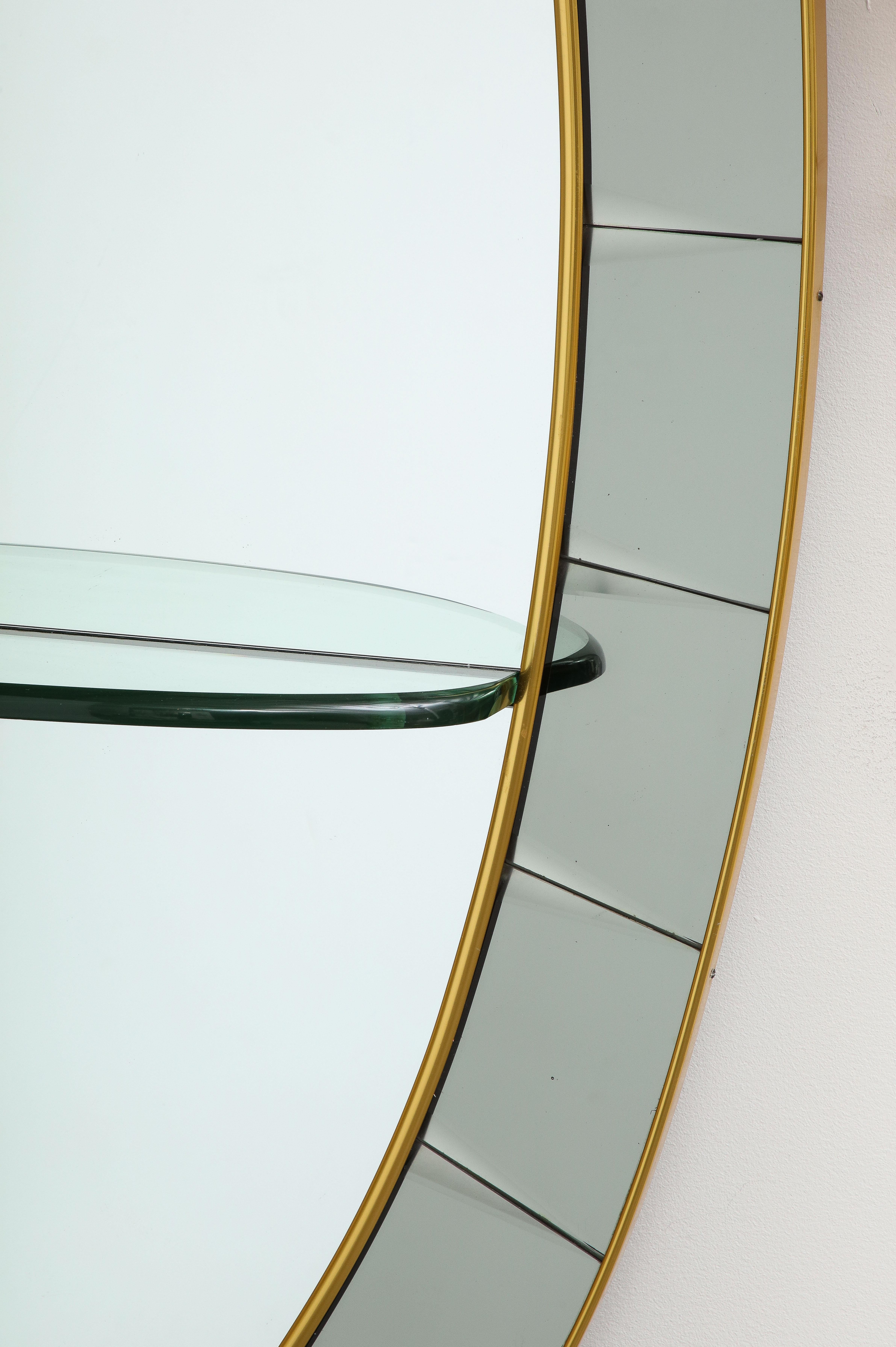 Milieu du XXe siècle Miroir de sol ovale à grande échelle en cristal biseauté taillé à la main avec étagère, Cristal Art en vente