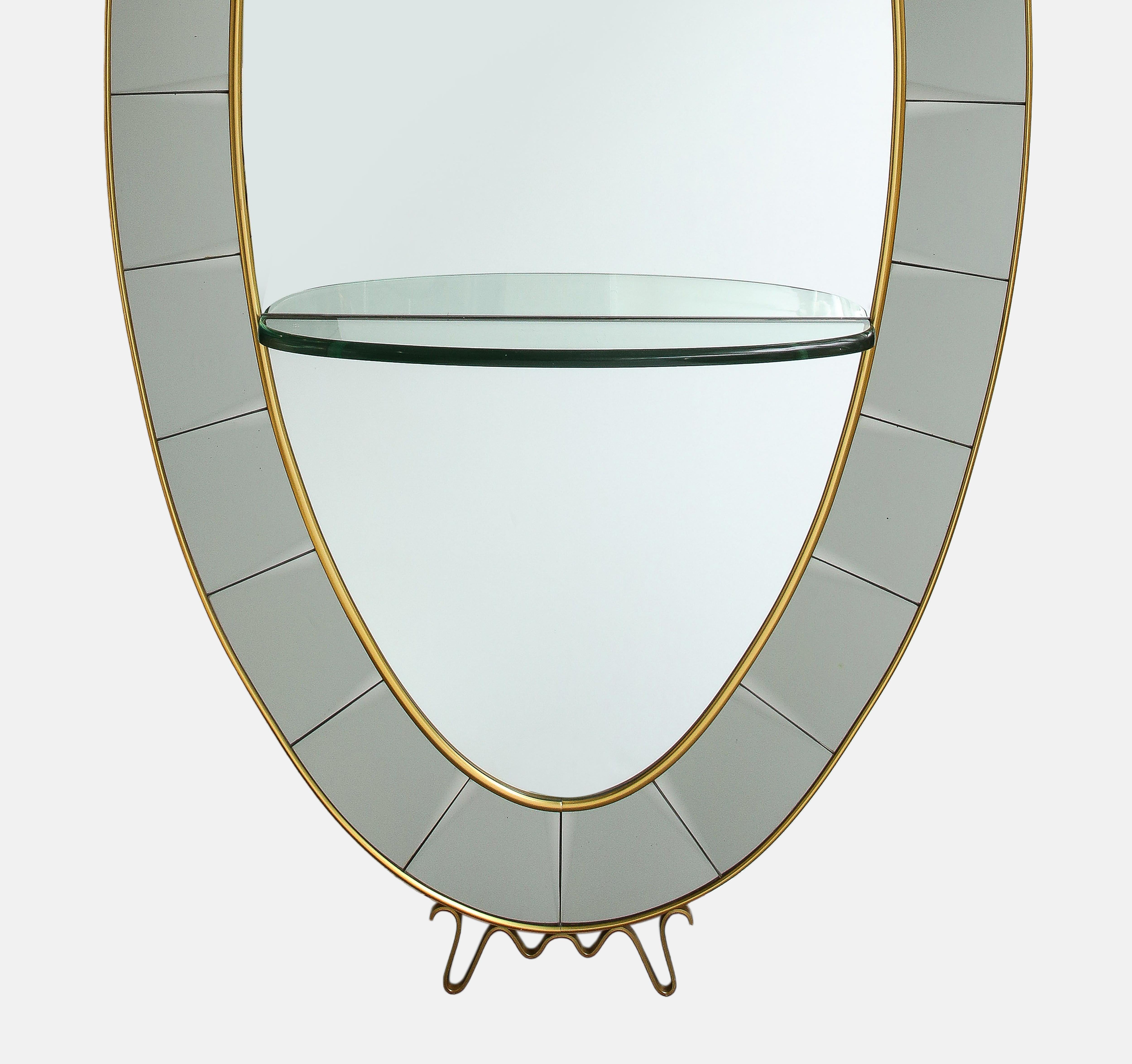 italien Miroir de sol ovale à grande échelle en cristal biseauté taillé à la main avec étagère, Cristal Art en vente