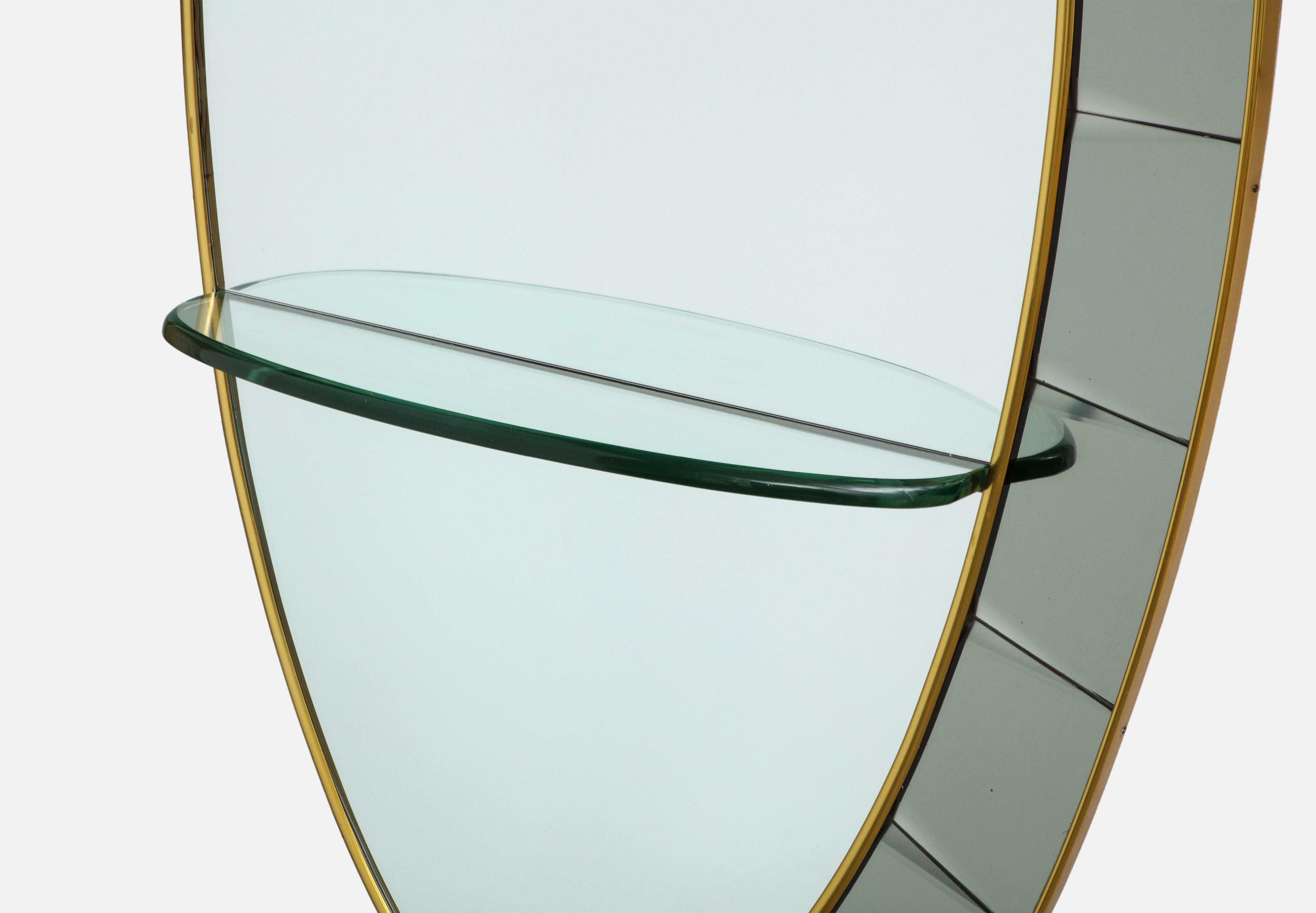Laiton Miroir de sol ovale à grande échelle en cristal biseauté taillé à la main avec étagère, Cristal Art en vente