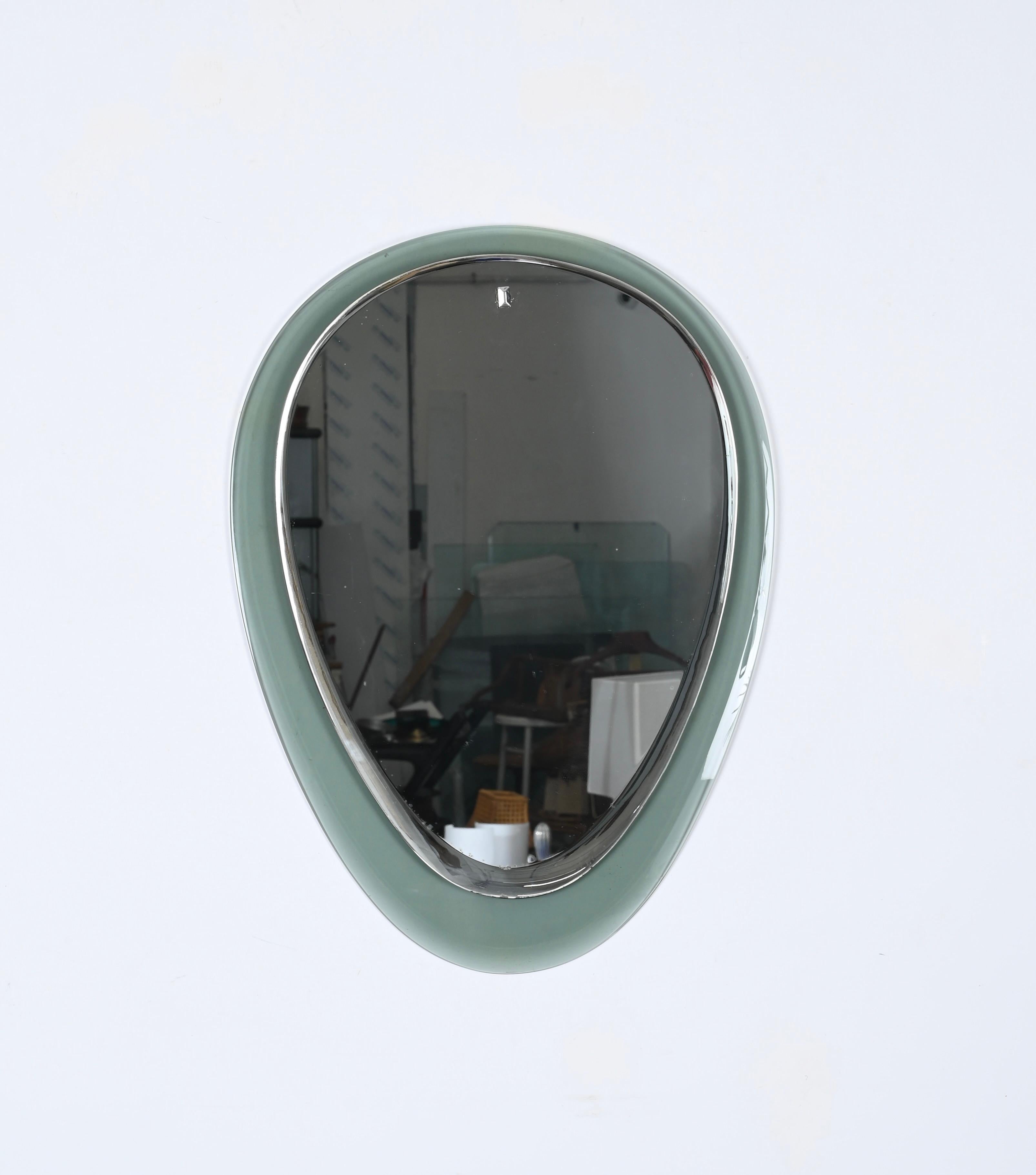 Wunderschöner ovaler Spiegel aus der Mitte des Jahrhunderts, entworfen von Cristal Art in Italien in den 1950er Jahren. 

Dieser seltene Spiegel hat einen Rahmen aus grünem, aquamarinblauem, abgeschrägtem Kunstglas und wird durch einen fantastischen