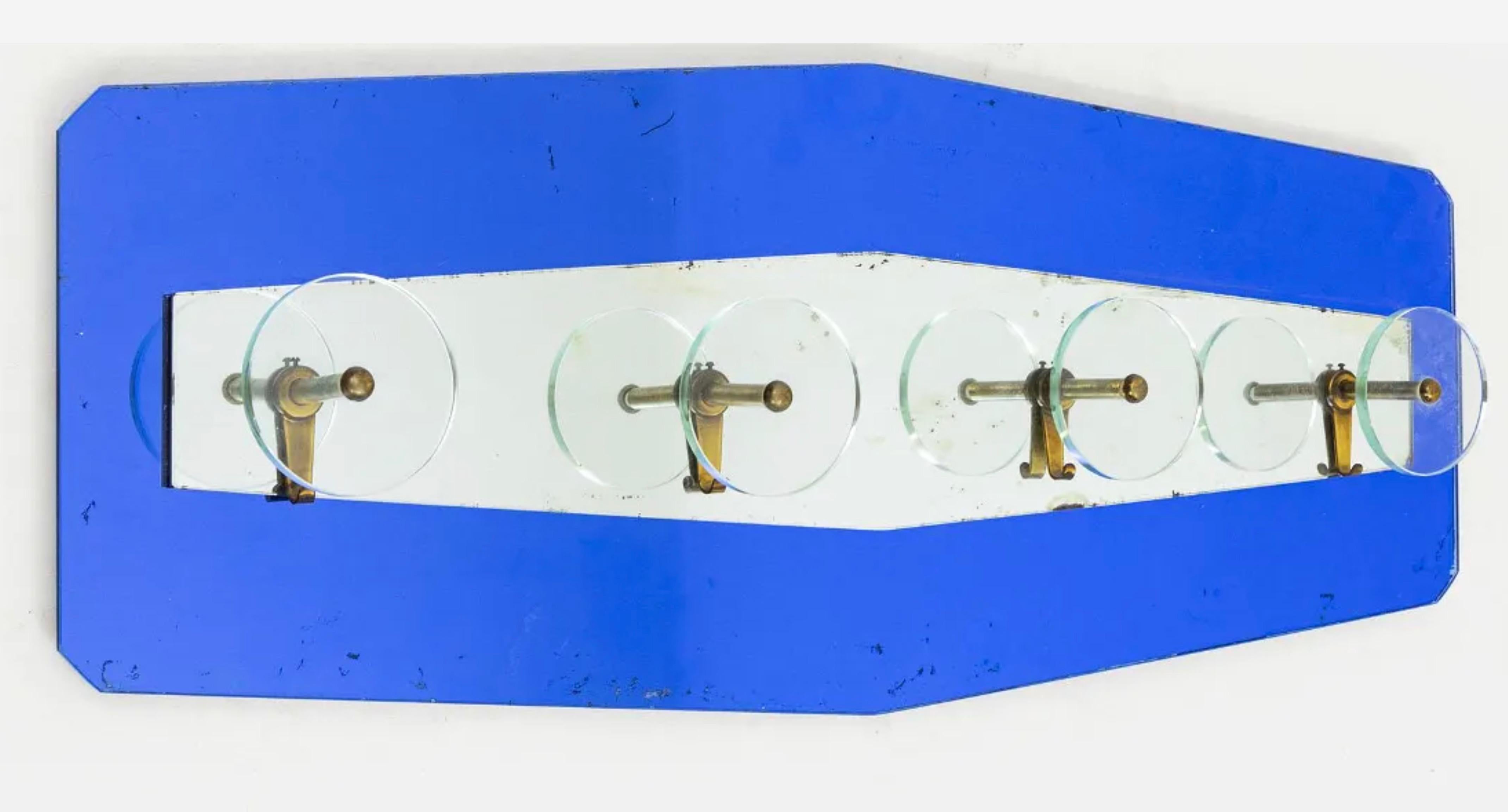Porte-manteau mural des années 1950 de style Coates en panneaux en forme de diamant en miroir bleu cobalt et miroir argenté montés avec quatre crochets en laiton massif et cristal épais.

Documenté : Davide Alaimo, Cristal-Art, La lavorazione