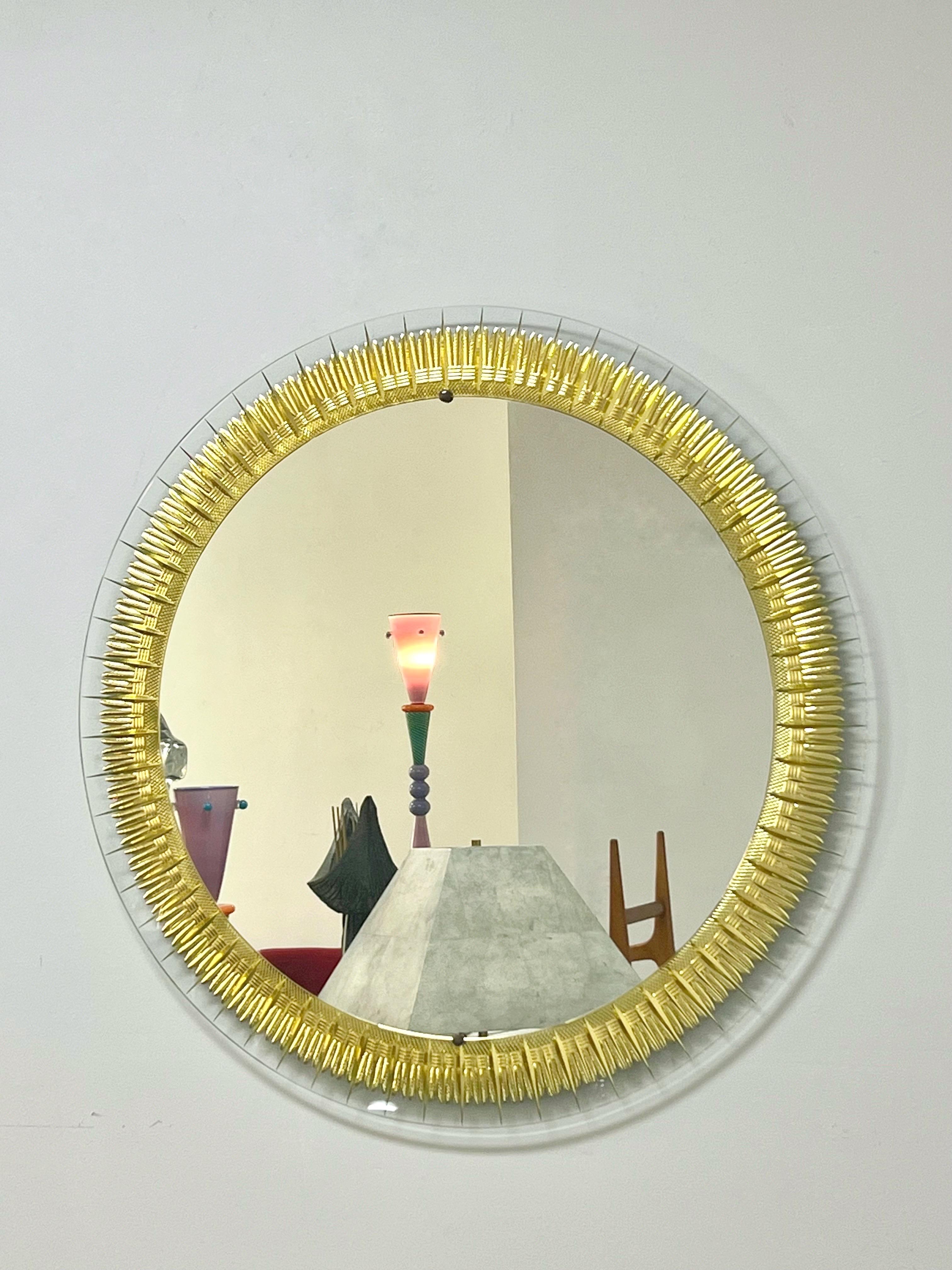 Italiano Specchio moderno rotondo tagliato e dorato Crystal Arte, anni '50 in vendita