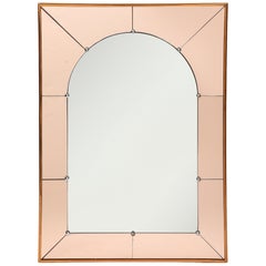 Specchio da parete rettangolare grande Cristal Art in vetro rosa e cornice in rame, anni ’50