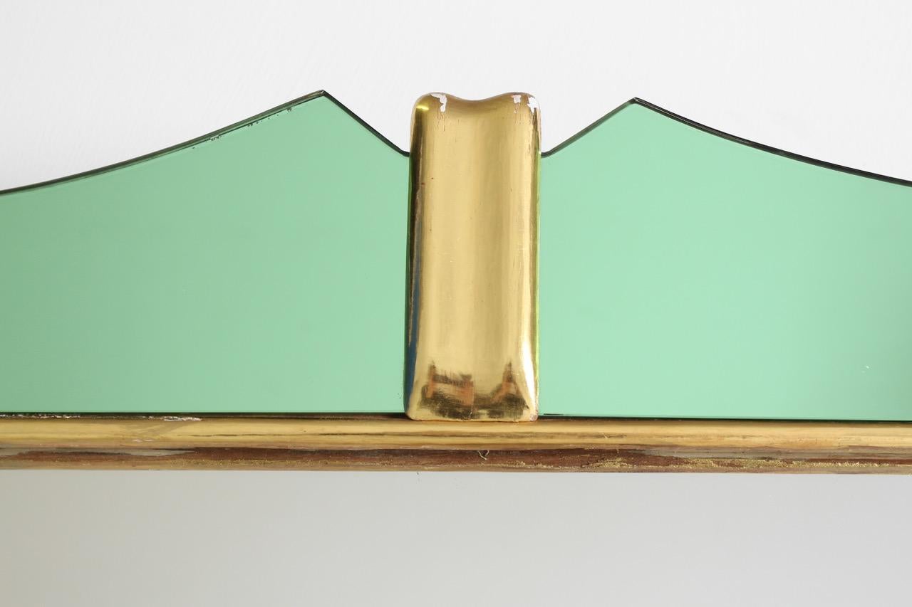 Miroir d'art Cristal Structure en bois et bois doré avec cadre en verre miroir coloré. Prod. Cristal Art, Italie, vers 1950Cristal Art était une entreprise turinoise active dans le secteur du mobilier et en particulier des accessoires d'ameublement.