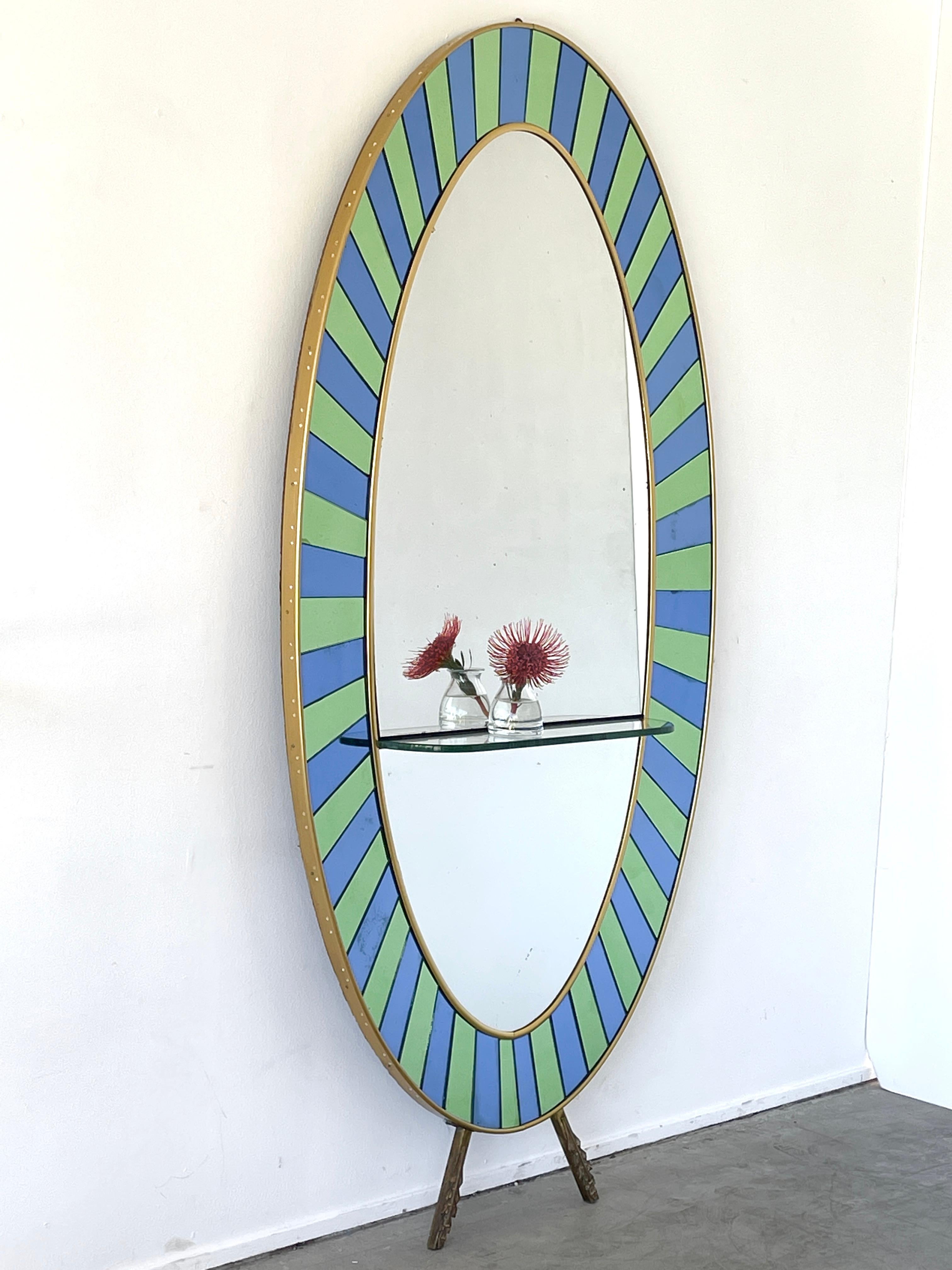 Miroir absolument stupéfiant de Cristal Art avec verre de couleur bleu et vert et bord en laiton. 
Étagère en verre épais fixée, Italie, vers les années 1960.
  