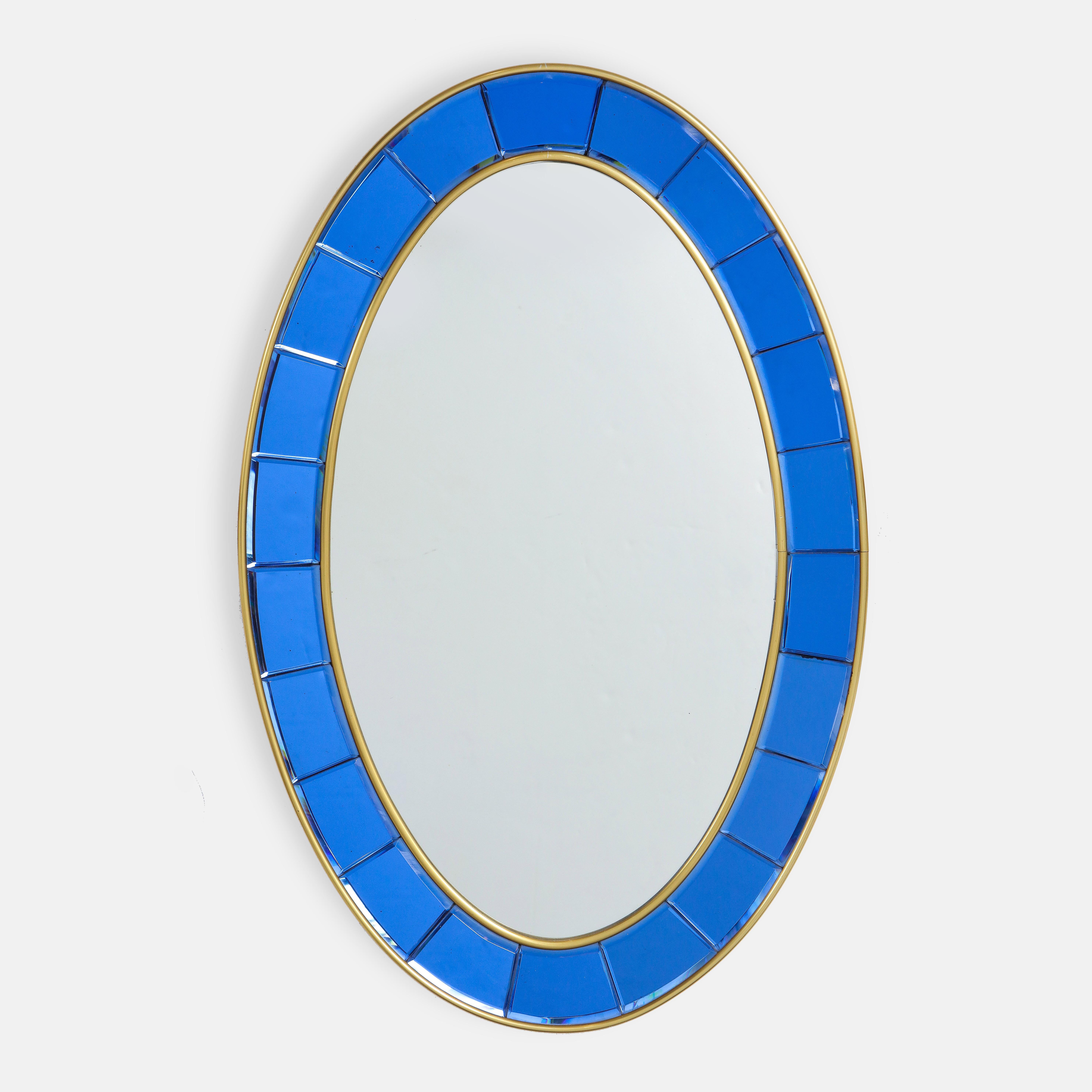 Cristal Art - Rare paire de miroirs ovales originaux et exquis, avec des pièces en cristal biseauté bleu cobalt taillé à la main, encadrées par des bordures en laiton doré et des miroirs sur un support en bois. Ces superbes miroirs sont fabriqués à