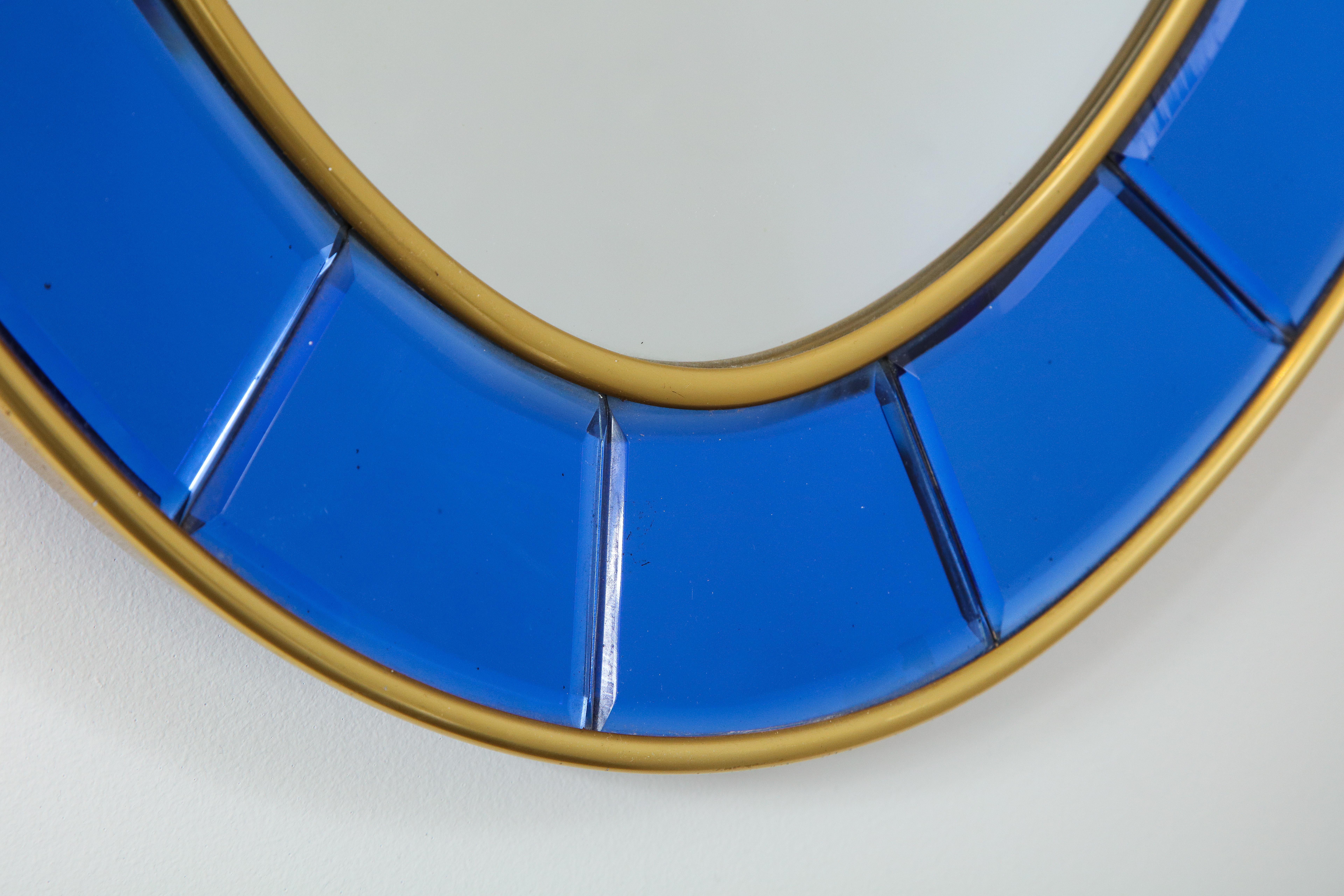 Milieu du XXe siècle Paire de miroirs ovales en verre biseauté bleu taillé à la main de style Cristal Art en vente