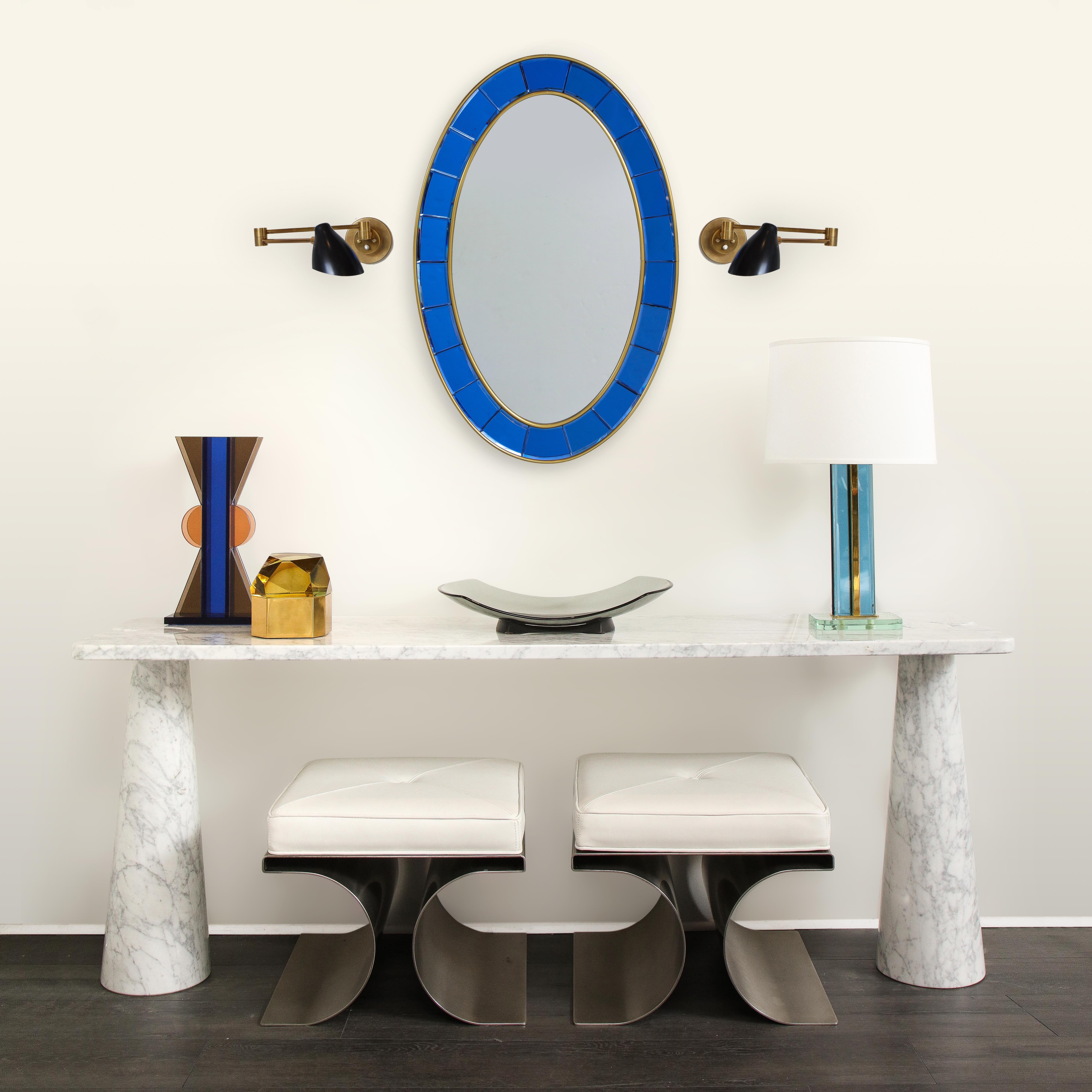 Paire de miroirs ovales en verre biseauté bleu taillé à la main de style Cristal Art en vente 9