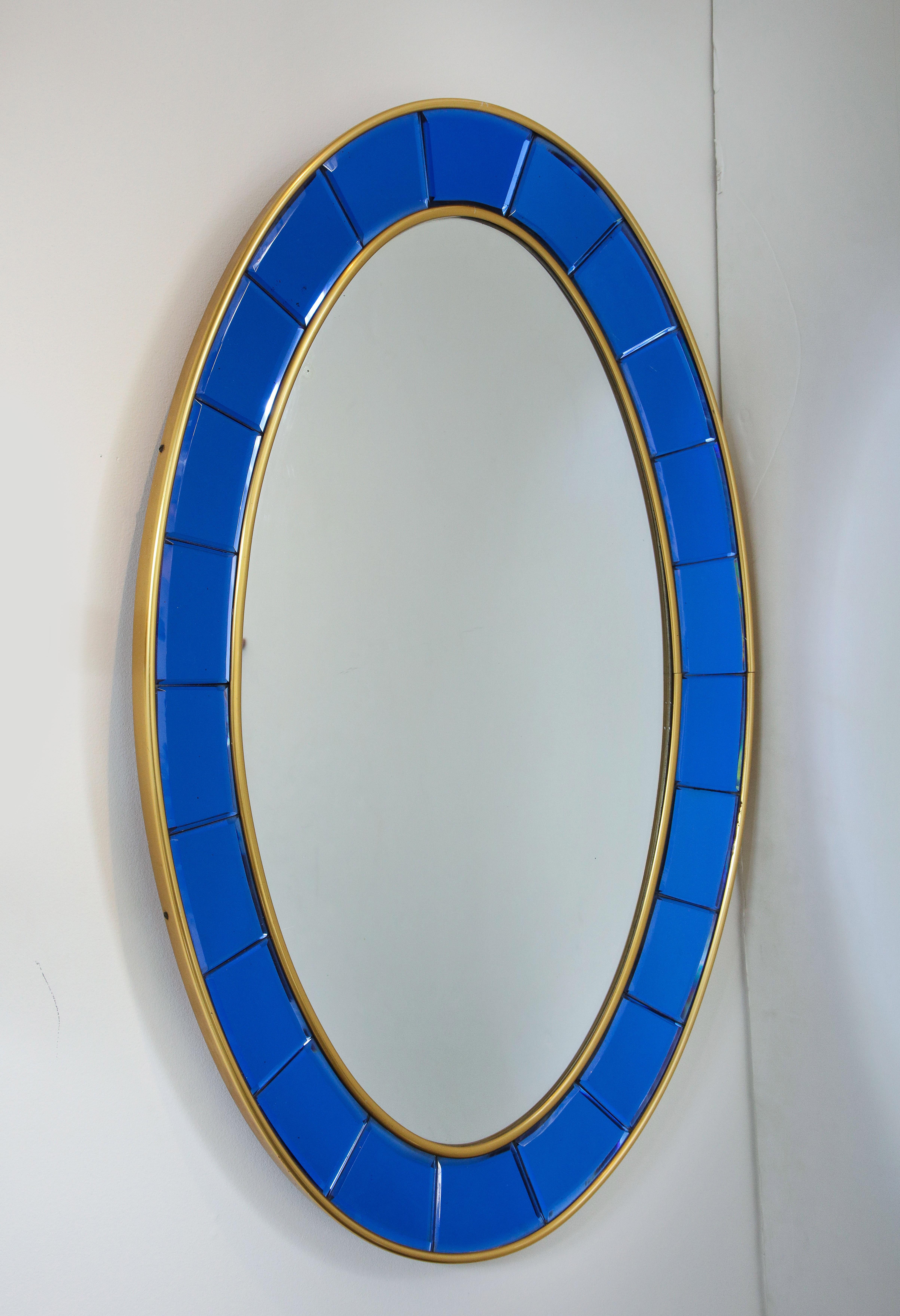 Mid-Century Modern Paire de miroirs ovales en verre biseauté bleu taillé à la main de style Cristal Art en vente