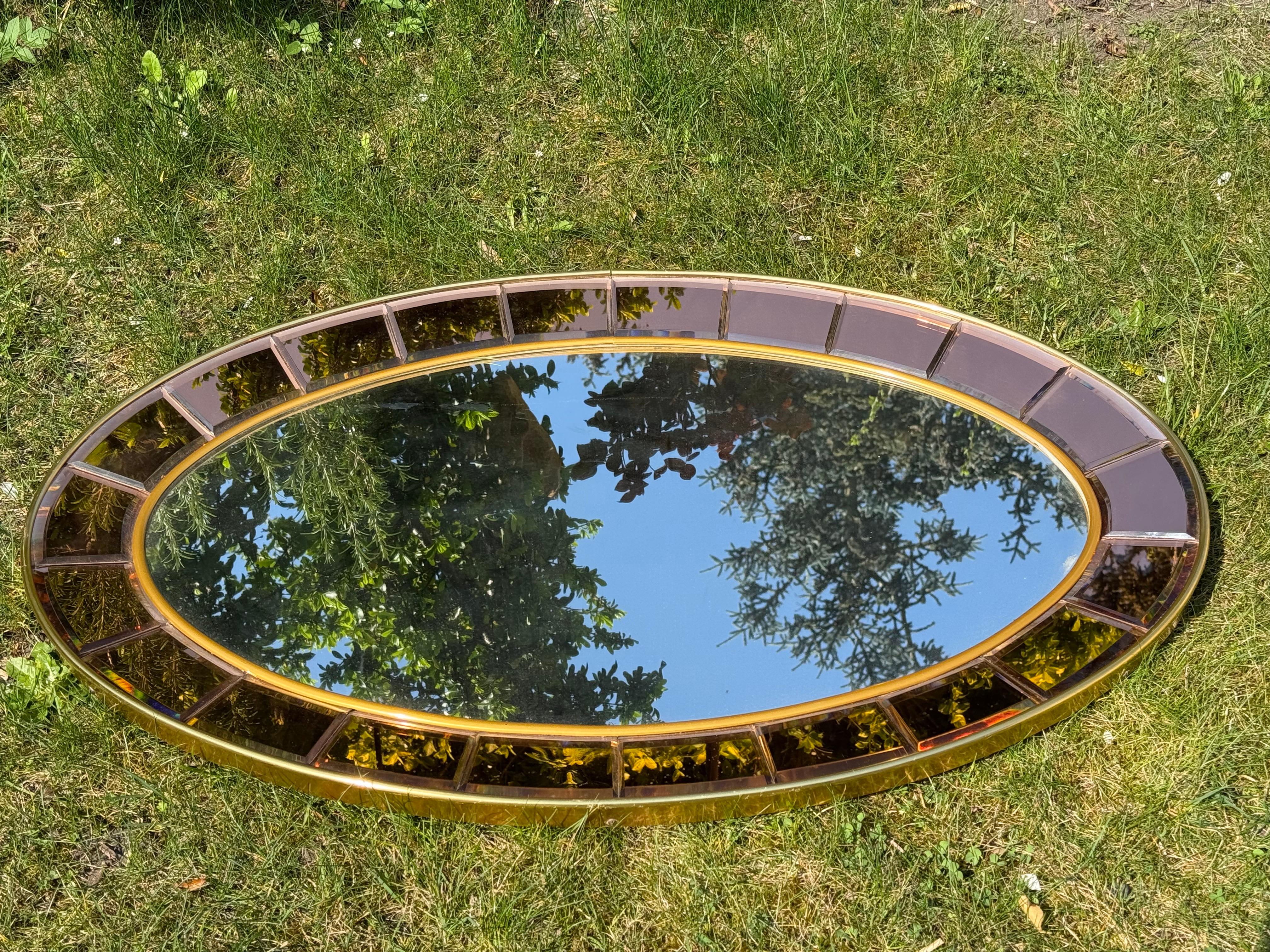 Italienischer ovaler Cristal Art-Wandspiegel aus Roségold und vergoldetem Messing, 1950er Jahre (Moderne der Mitte des Jahrhunderts) im Angebot