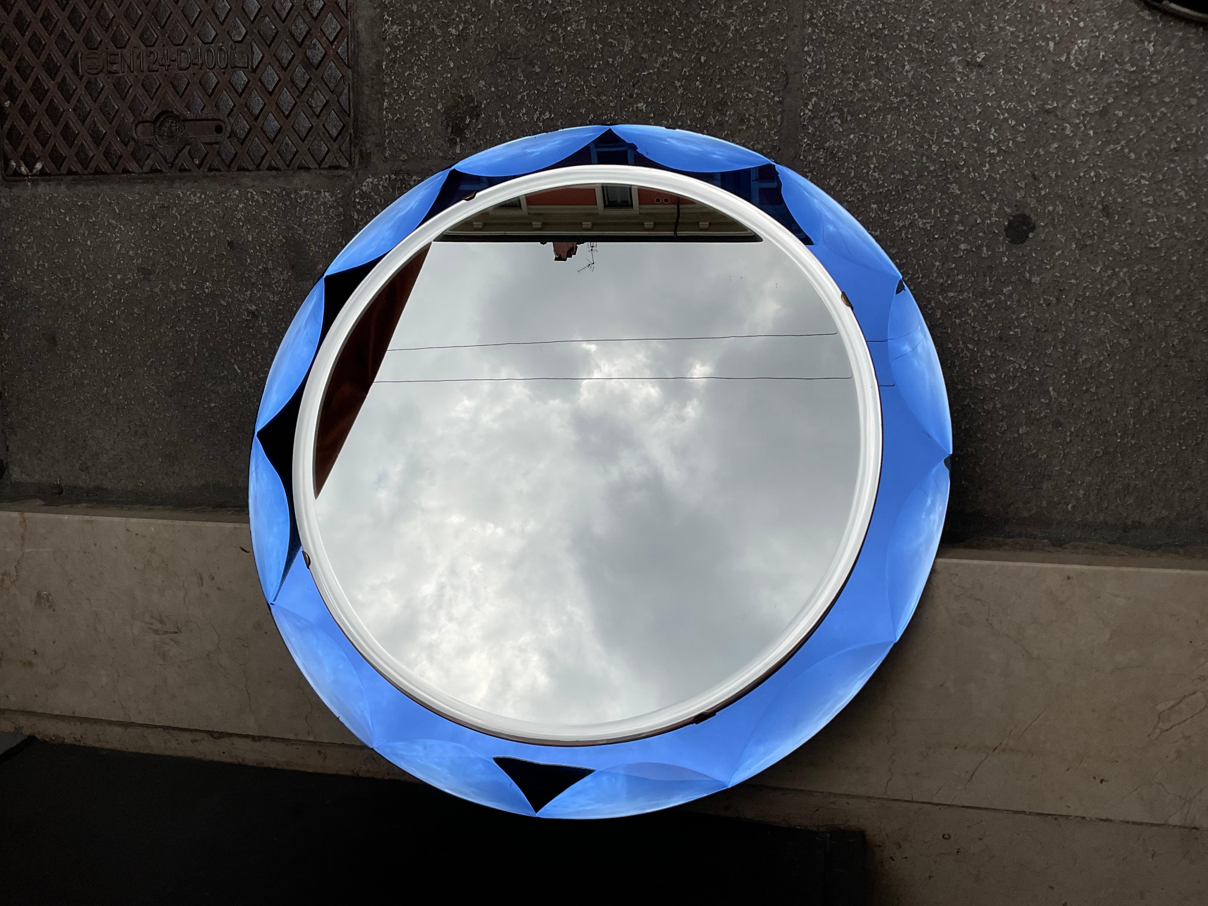 CRISTAL ARTE - specchiera da appendere molto particolare ,lo specchio colore blu ha 12 molature molto belle e di precisa essecuzione ,ma anche lo specchio é molato in tutto il suo perimetro.
Una specchiera lavorata finemente e curata in tutti i suoi