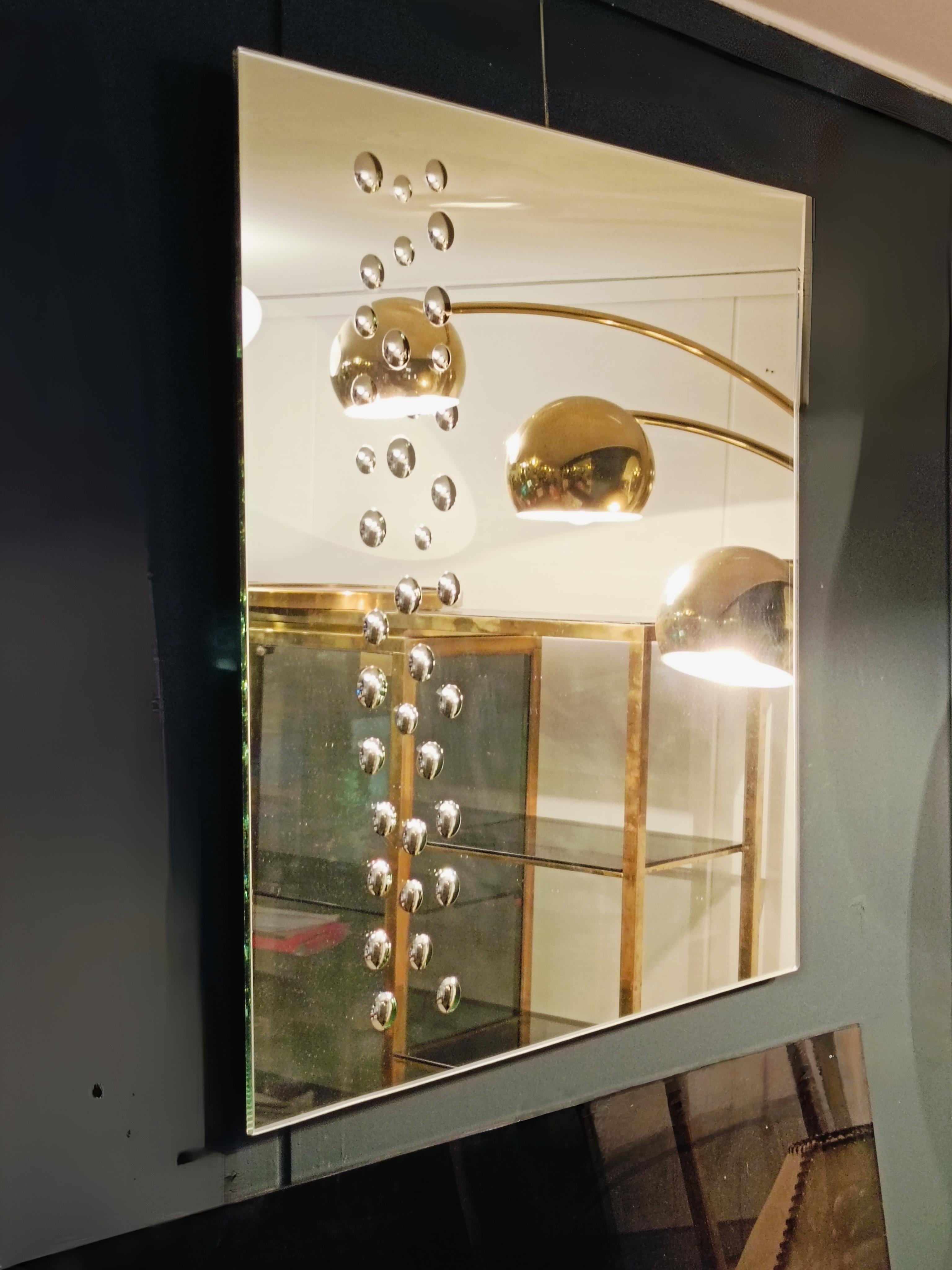 Grande e bellissimo specchio da parete quadrato in cristallo con bordi tagliati e decorazioni a punti ottici all'interno del vetro. Manifattura italiana degli anni '70