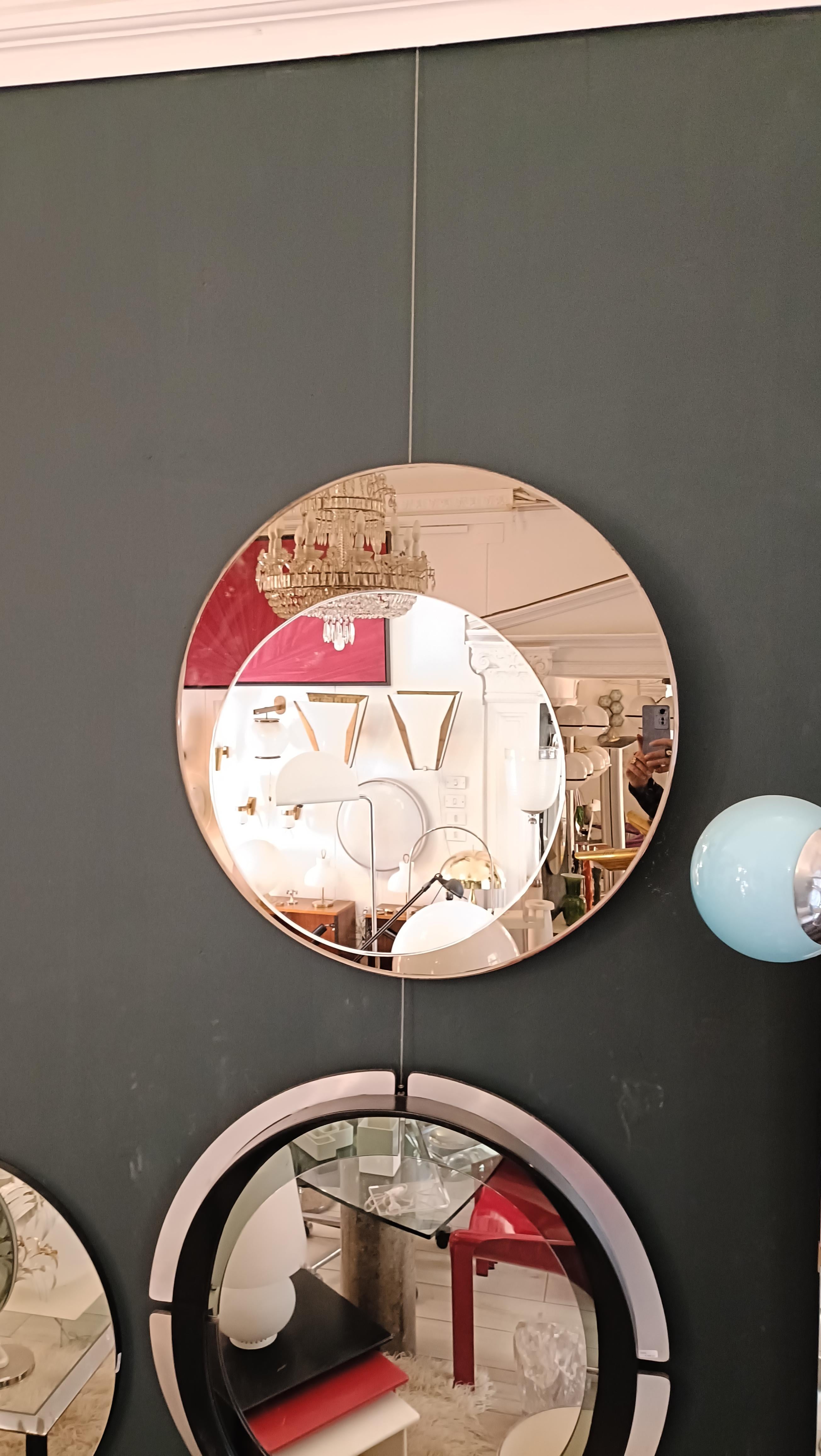 Miroir mural des années 1960 de Cristal Art composé de deux miroirs superposés de couleurs différentes, d'un miroir rond fumé et d'un miroir rond inséré dans une position asymétrique