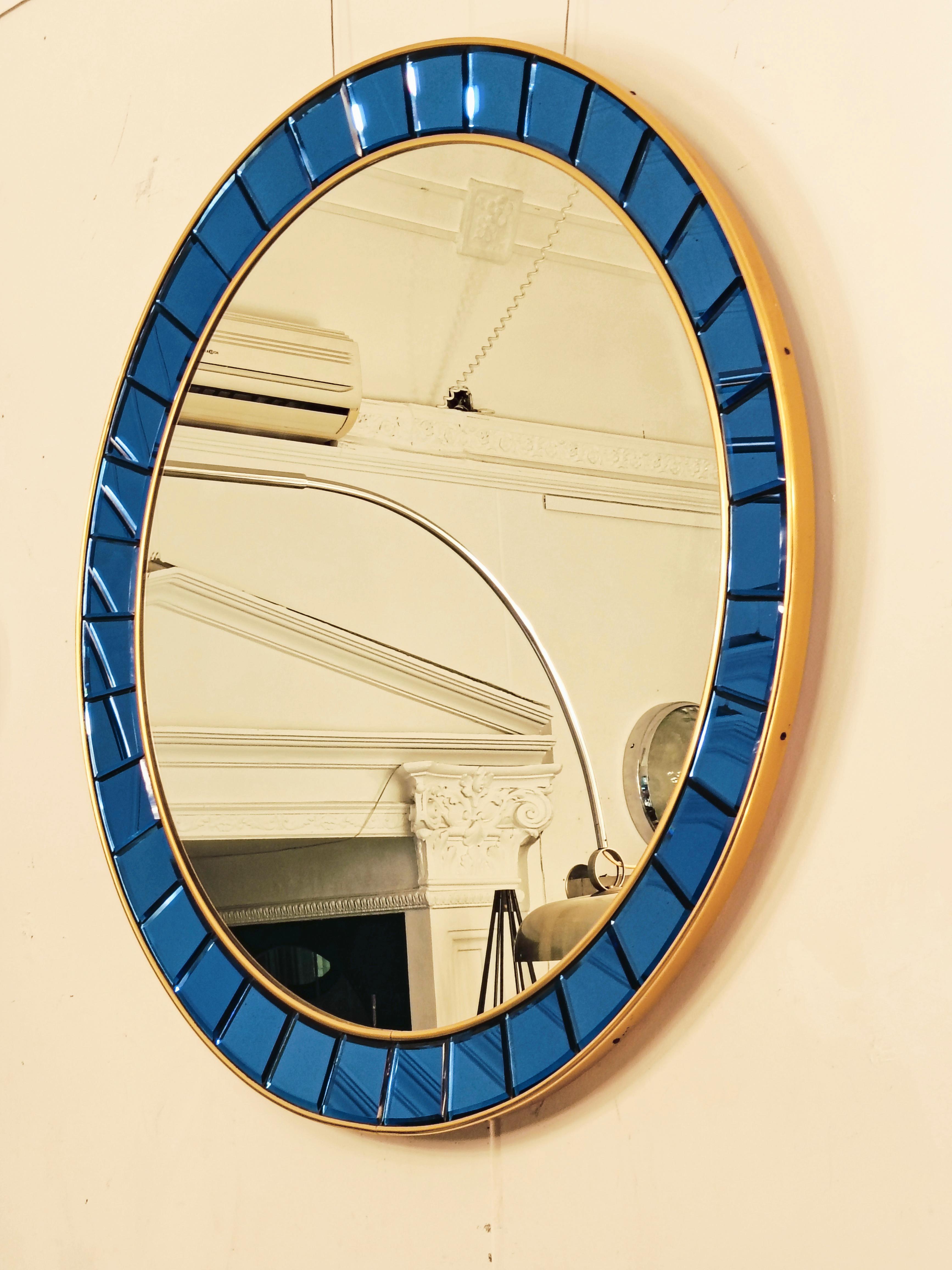 Miroir mural Cristal Arte, modèle n° 2679, de forme circulaire avec des pièces de cristal biseautées ou facettées faites à la main, encadrées par des bordures et des moulures extérieures en laiton doré. Les pièces en verre facetté sont d'une belle