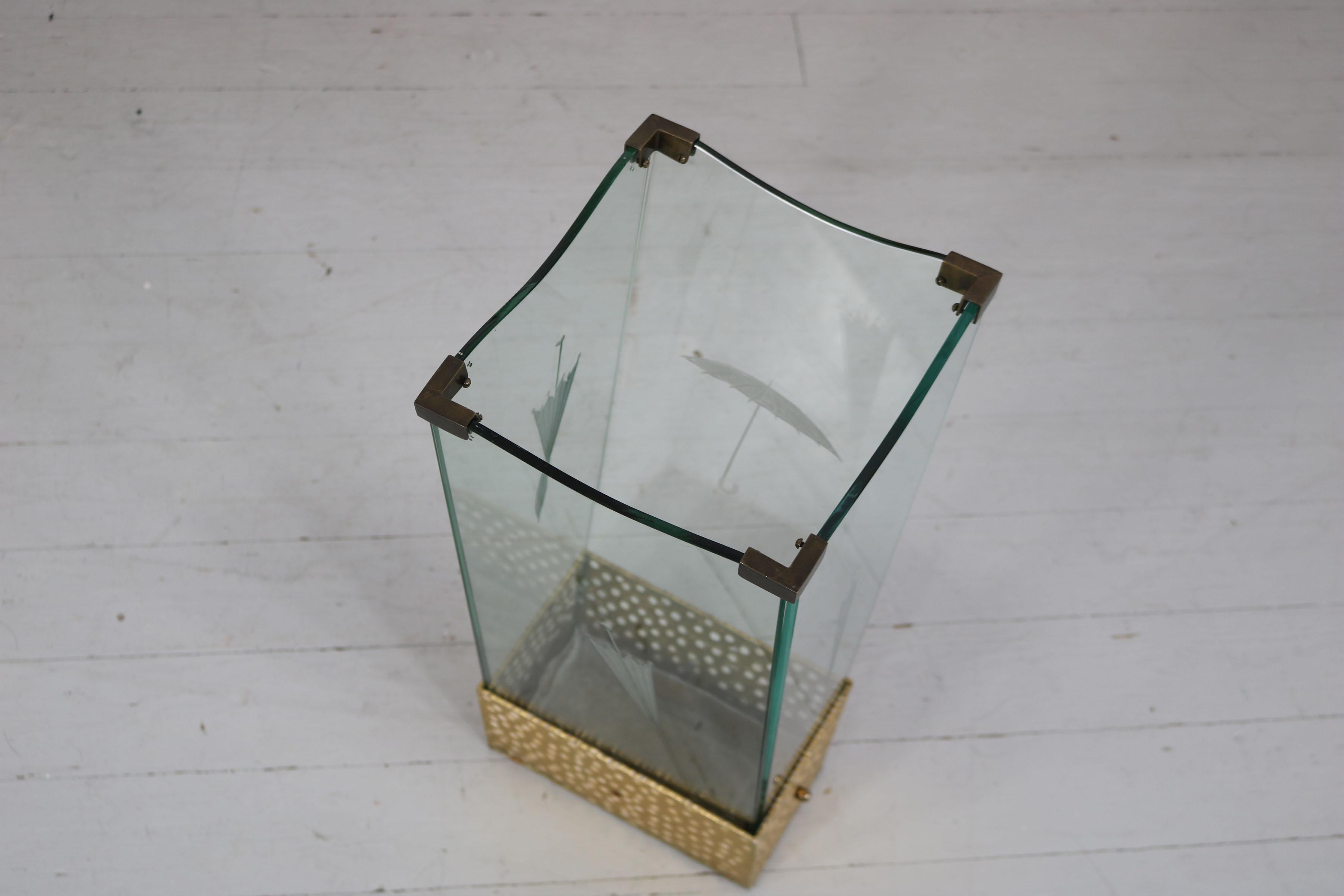 Schirmständer aus geätztem Glas und Messing, zugeschrieben Pier Luigi Colli.
Der Metallkasten an der Unterseite kann zum Entleeren des Wassers herausgezogen werden. 