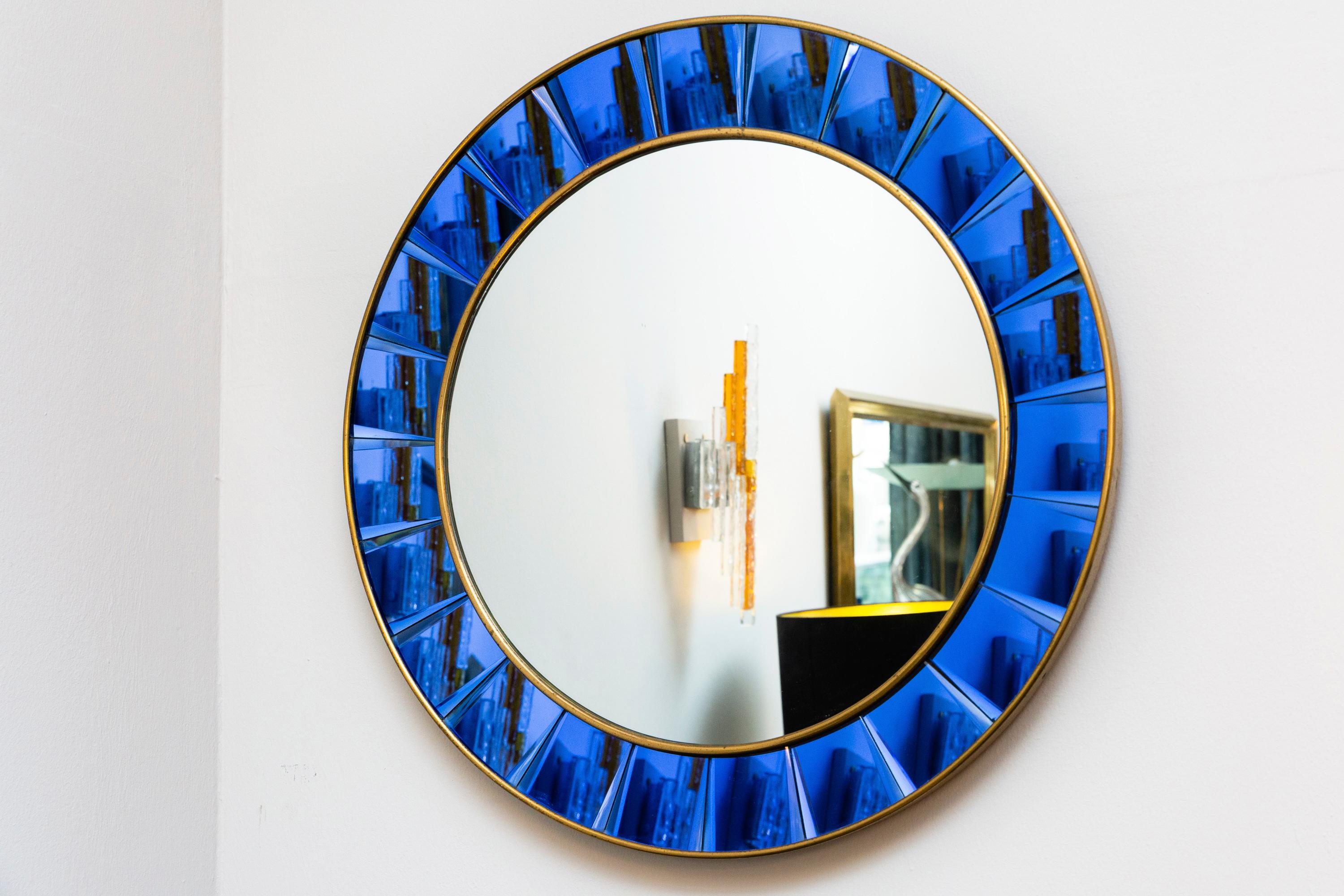 Amazing crystal art wall mirror, Italy, circa 1955, blue shaped mirror glass framed in brass and mirror glass. Diameter 75 cm.
Very good condition without damage, slide patina on the brass frame.