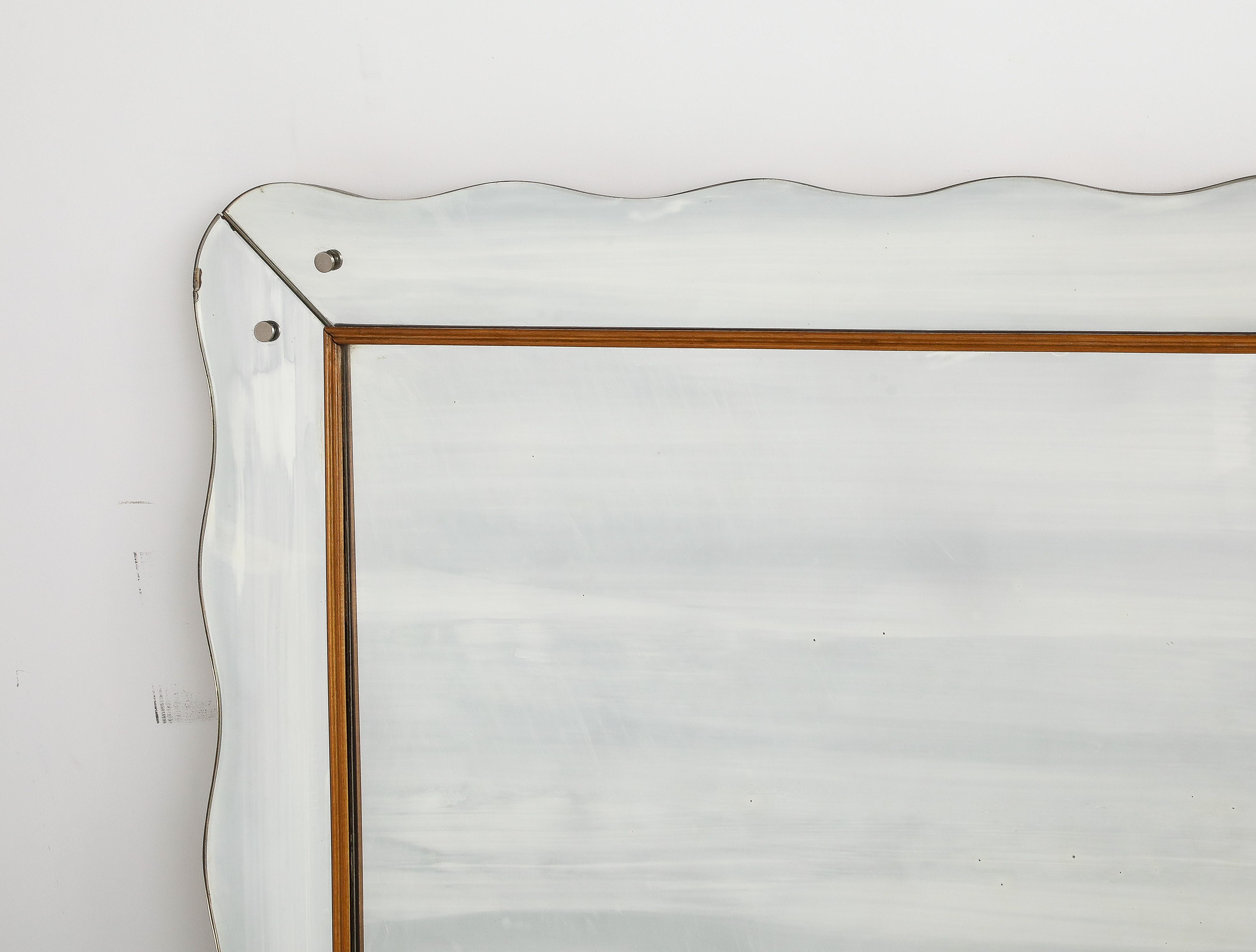 Ein sehr schöner großer Wandspiegel von Cristal Art, Ende der 1940er Jahre.  Die gesamte Spiegelumrandung hat ein Wellenmuster mit einer hohen 2-Zoll-Nussbaumleiste.  Die Glaseinfassung ist segmentiert und umgibt die sehr große rechteckige