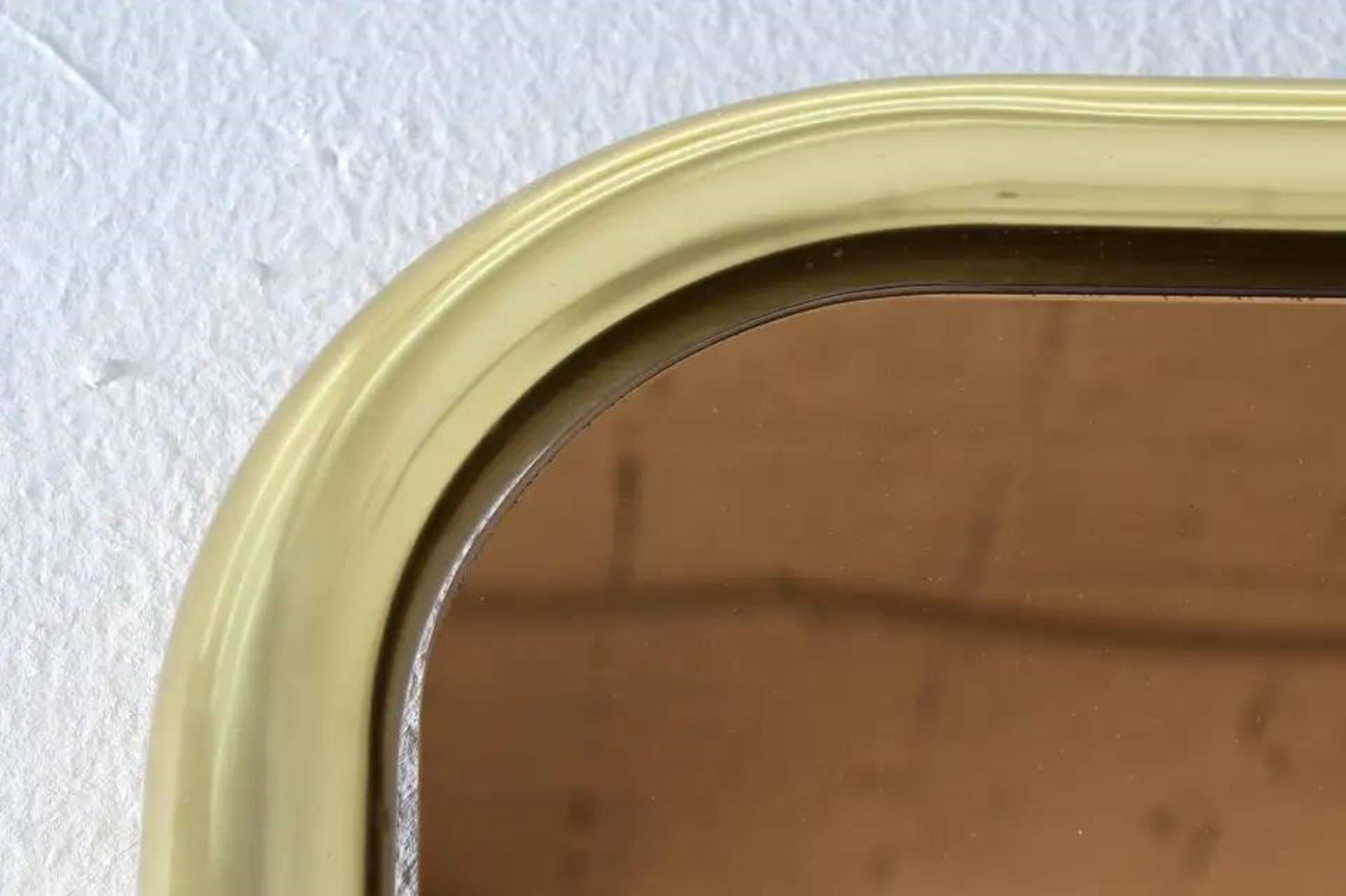 Mid-Century moderno Cristal Arte specchio da parete mid-century in ottone e vetro rosa di Italia 70s in vendita