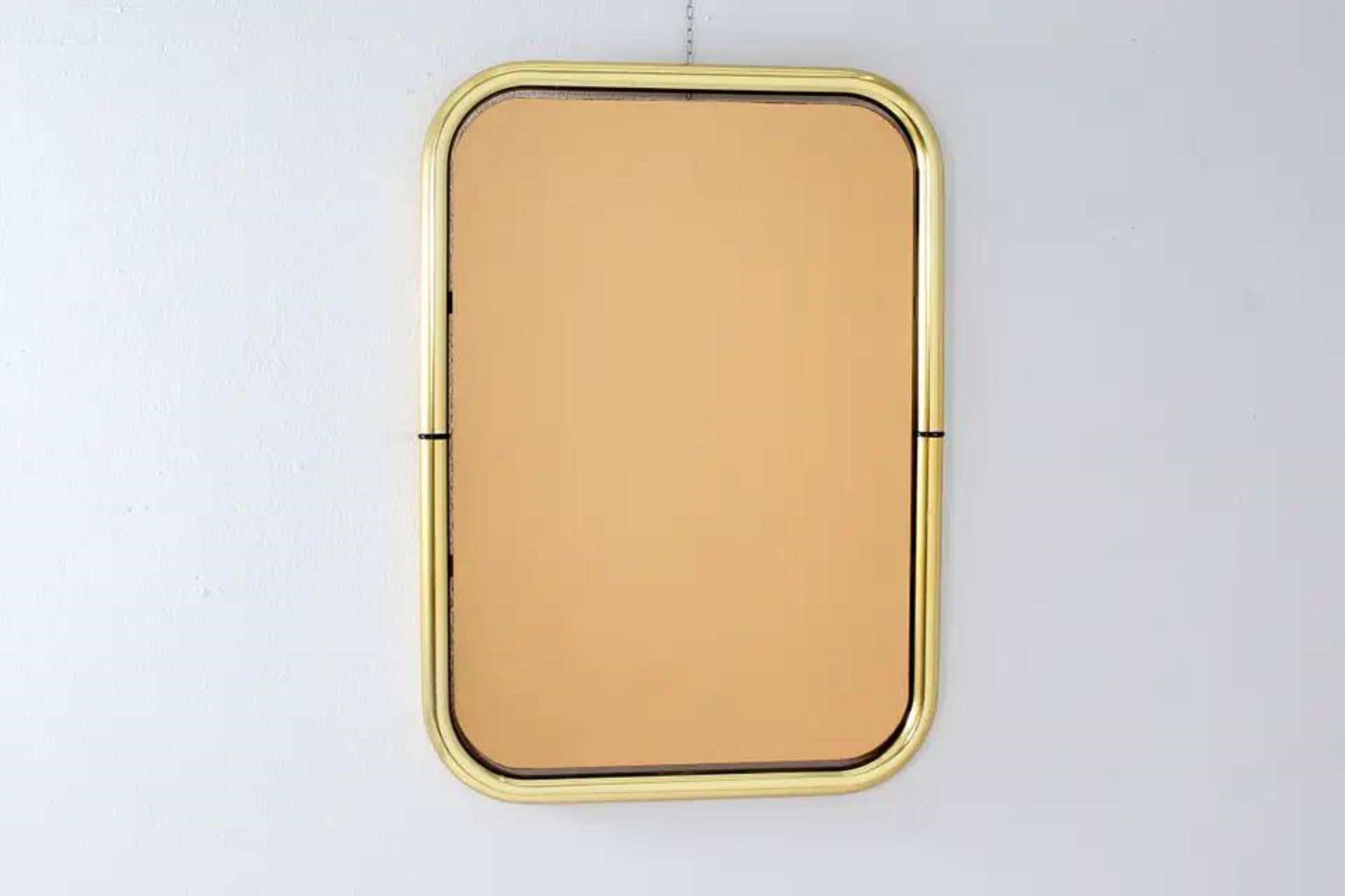 Fatto a mano Cristal Arte specchio da parete mid-century in ottone e vetro rosa di Italia 70s in vendita
