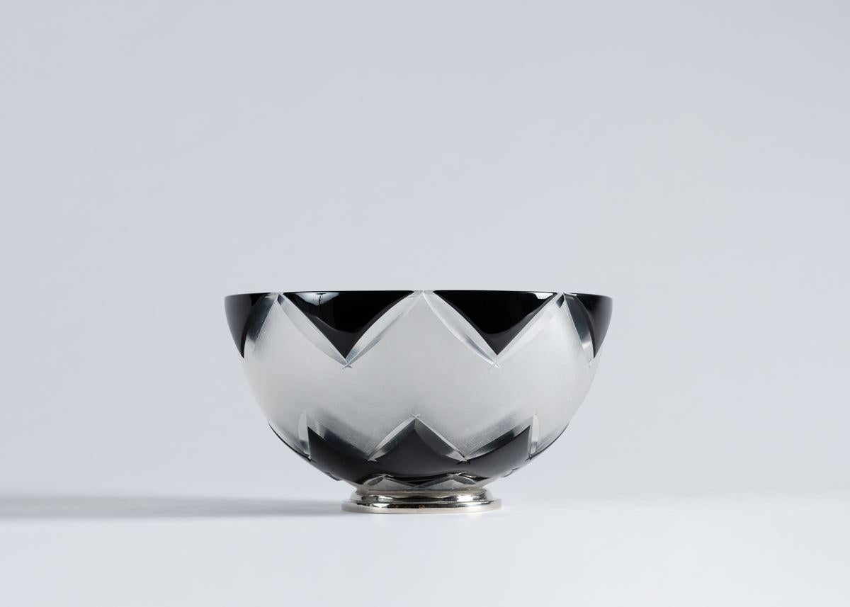 A beautiful, handcut crystal bowl with a band of frosted crystal shaped like a crown. Like many of Cristal Benito's glass and crystal creations, this striking piece is rooted in an expertise accumulated by generations of French craftsmen.