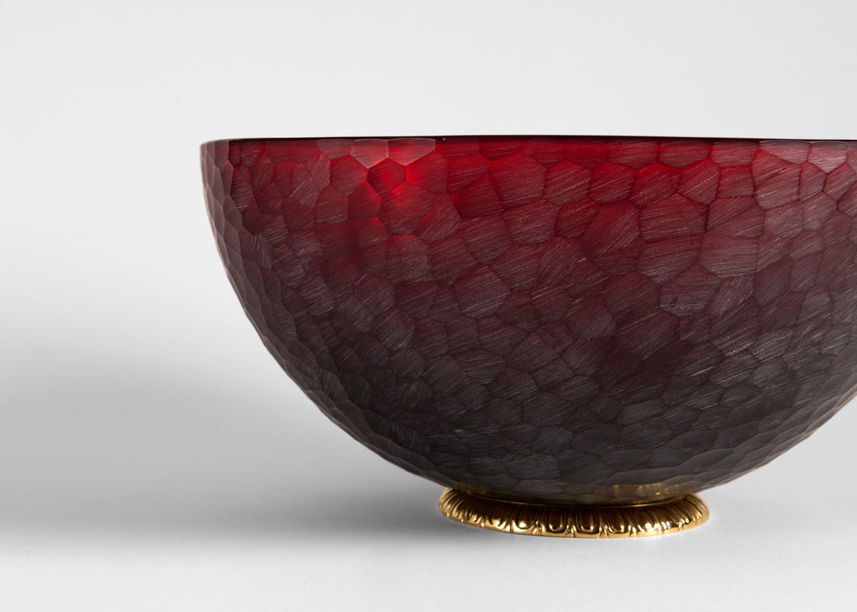 Cristal Benito, „Eiserne Schale“, roter handgeschliffener Kristallschale, Frankreich, 2021 (Handgeschnitzt) im Angebot