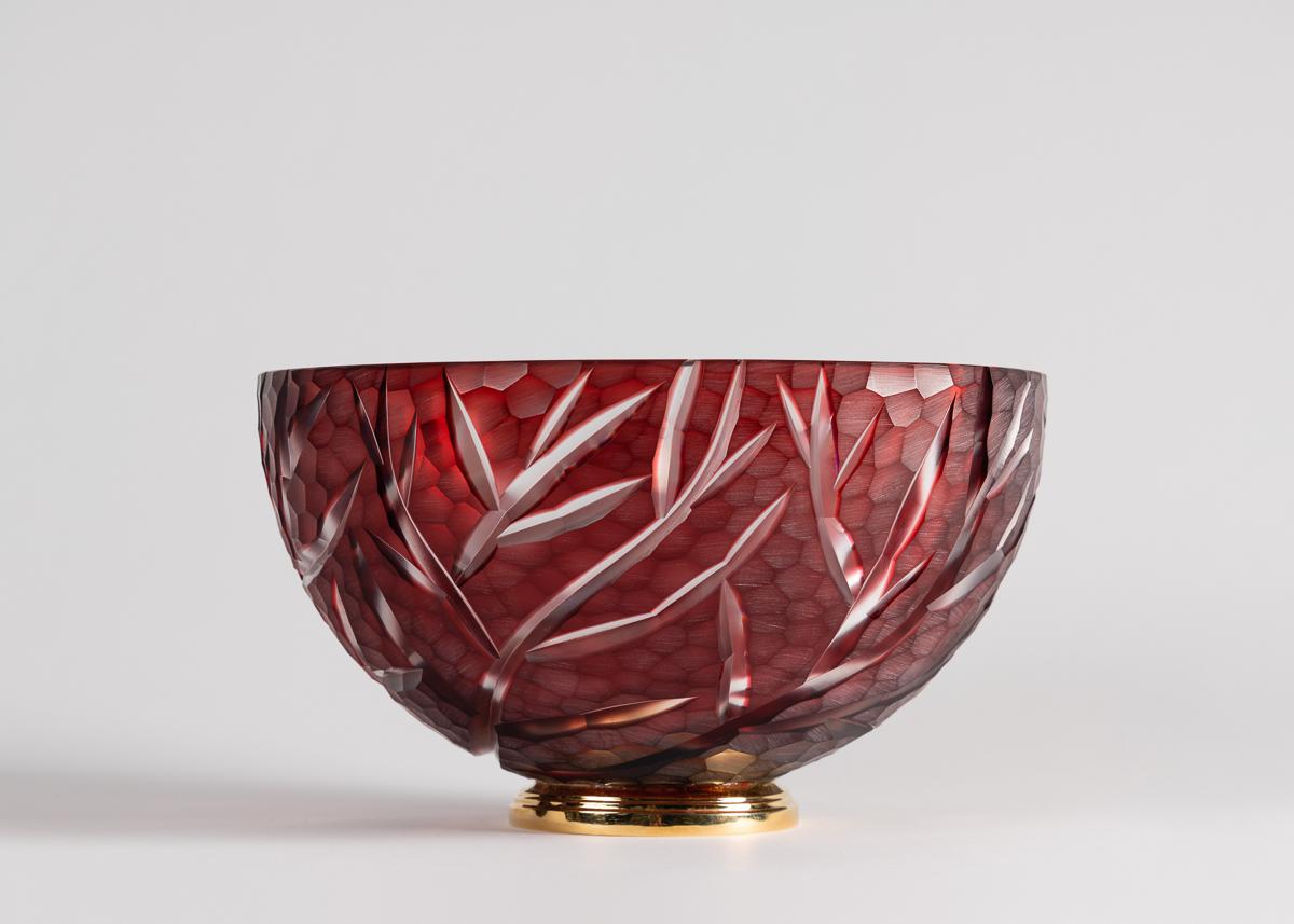 A dappled red crystal bowl featuring a handcut relief of clear branches modeled after those of coral. Like many of Cristal Benito's extraordinarily fresh creations, this striking piece is rooted the French family's century of accumulated