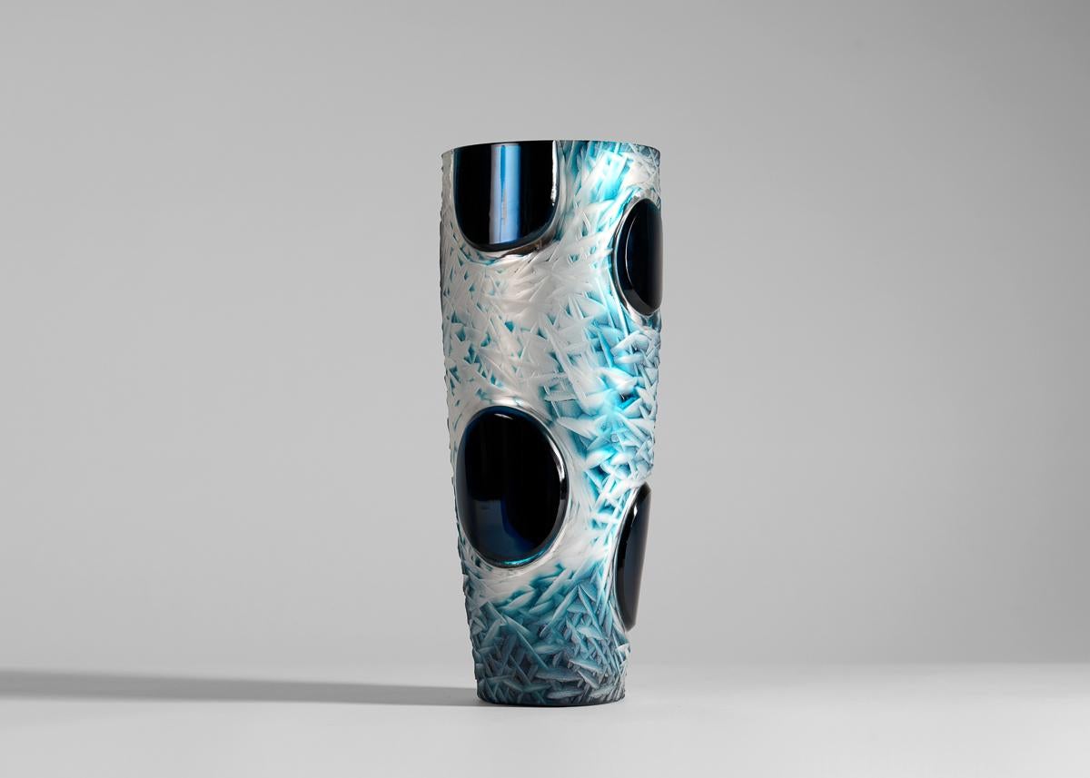 Sculpté à la main Cristal Benito, vase en cristal taillé à la main, France, 2023 en vente