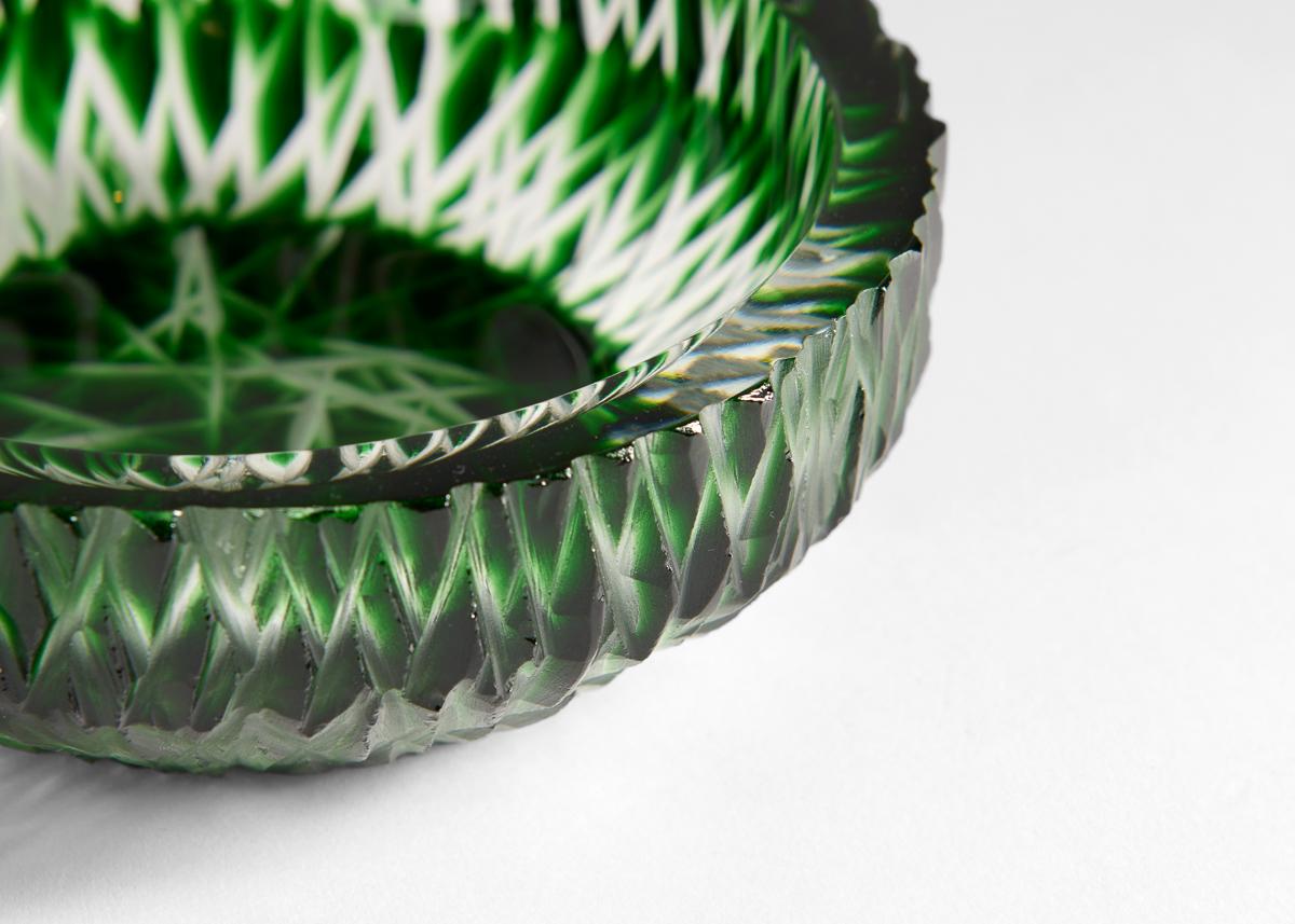 Sculpté à la main Cristal Benito, Cendrier en cristal vert taillé à la main, France, 2023 en vente