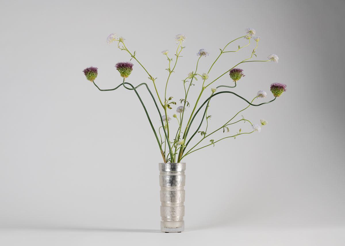 Silver est un vase cylindrique à bandes en cristal facetté et dépoli, dont les nombreuses coupes témoignent du savoir-faire accumulé depuis des générations par l'illustre maison française de cristal Benito.