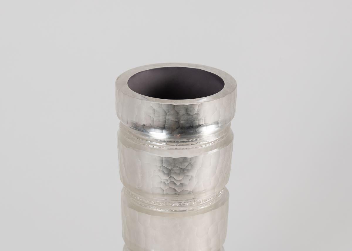 Cristal Benito, „Silber“, zylindrische Vase aus handgeschliffenem Kristall, Frankreich, 2018 (Französisch) im Angebot