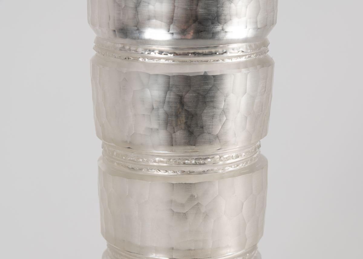 Cristal Benito, „Silber“, zylindrische Vase aus handgeschliffenem Kristall, Frankreich, 2018 (Handgeschnitzt) im Angebot