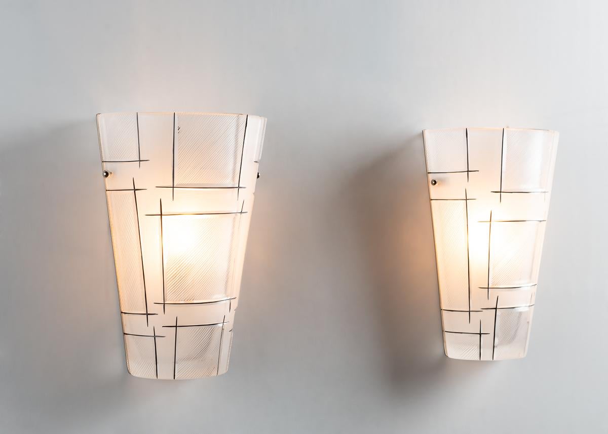 A beautifully handcut crystal sconce with a pattern of well-placed, striated rhombi. This fixture is part of a marvelous line of new lighting with which Cristal Benito pays tribute to the French Art Deco tradition, adapting and updating its