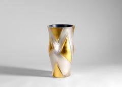 Cristal Benito, Dreieck, Vase aus handgeschliffenem Kristall, Frankreich, 2023