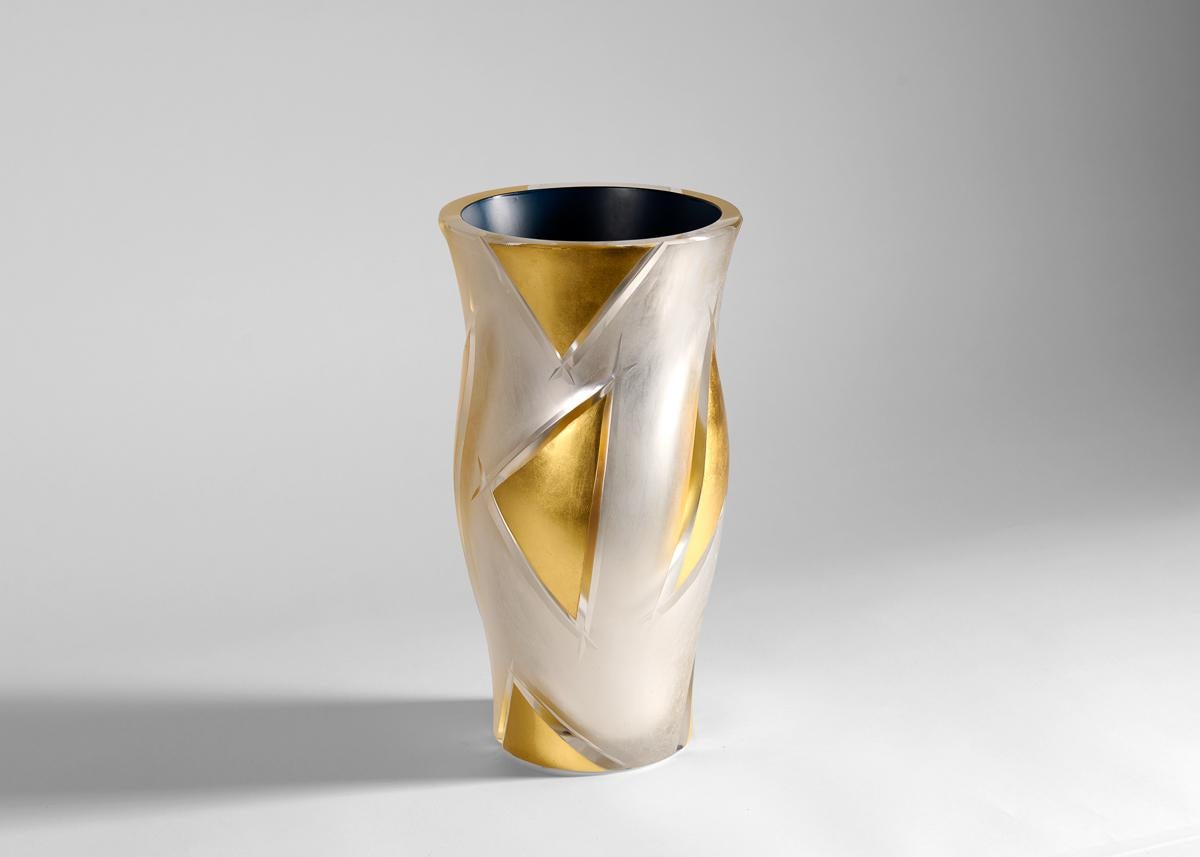Cristal Benito, Triangle, Handcut Crystal Vase, France, 2023 In Excellent Condition For Sale In New York, NY