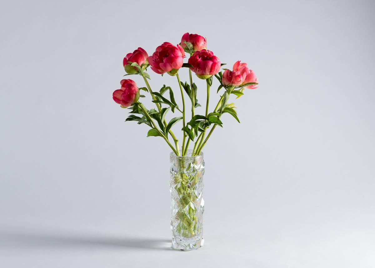 Un vase exceptionnel en cristal taillé dans un relief de losanges bien agencés et accentué de détails de couleur argent et or. Cette pièce, comme beaucoup des nouvelles créations extraordinaires de Cristal Benito, est le fruit d'un siècle