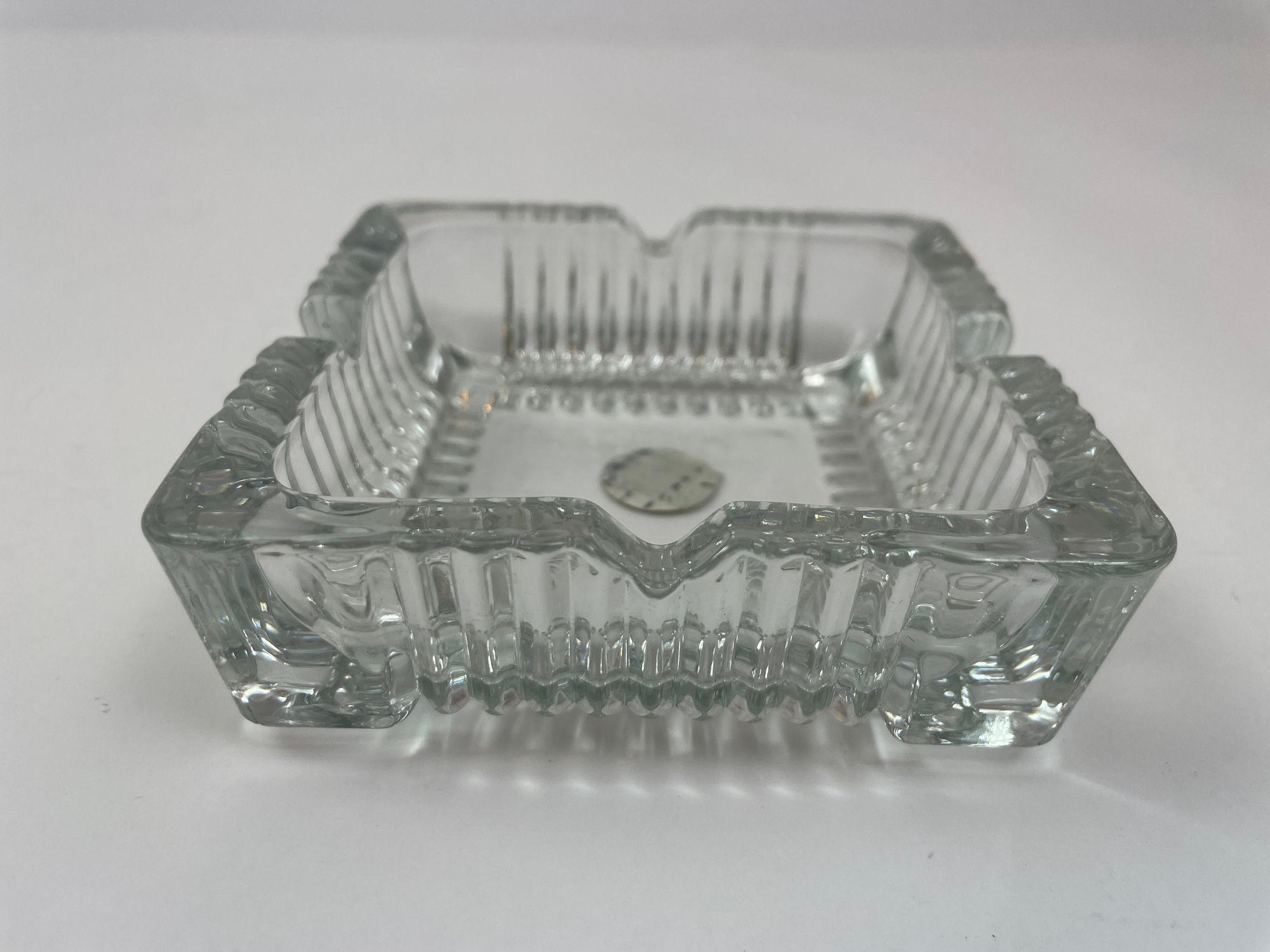 Cenicero de cristal de Cristal D'Arques transparente Vintage Trinket Dish Francia Cut Glass Square Catchall.
Gran cenicero cuadrado de cristal tallado grueso con una bonita cristalería detallada que ofrece 4 espacios para guardar tu objeto de