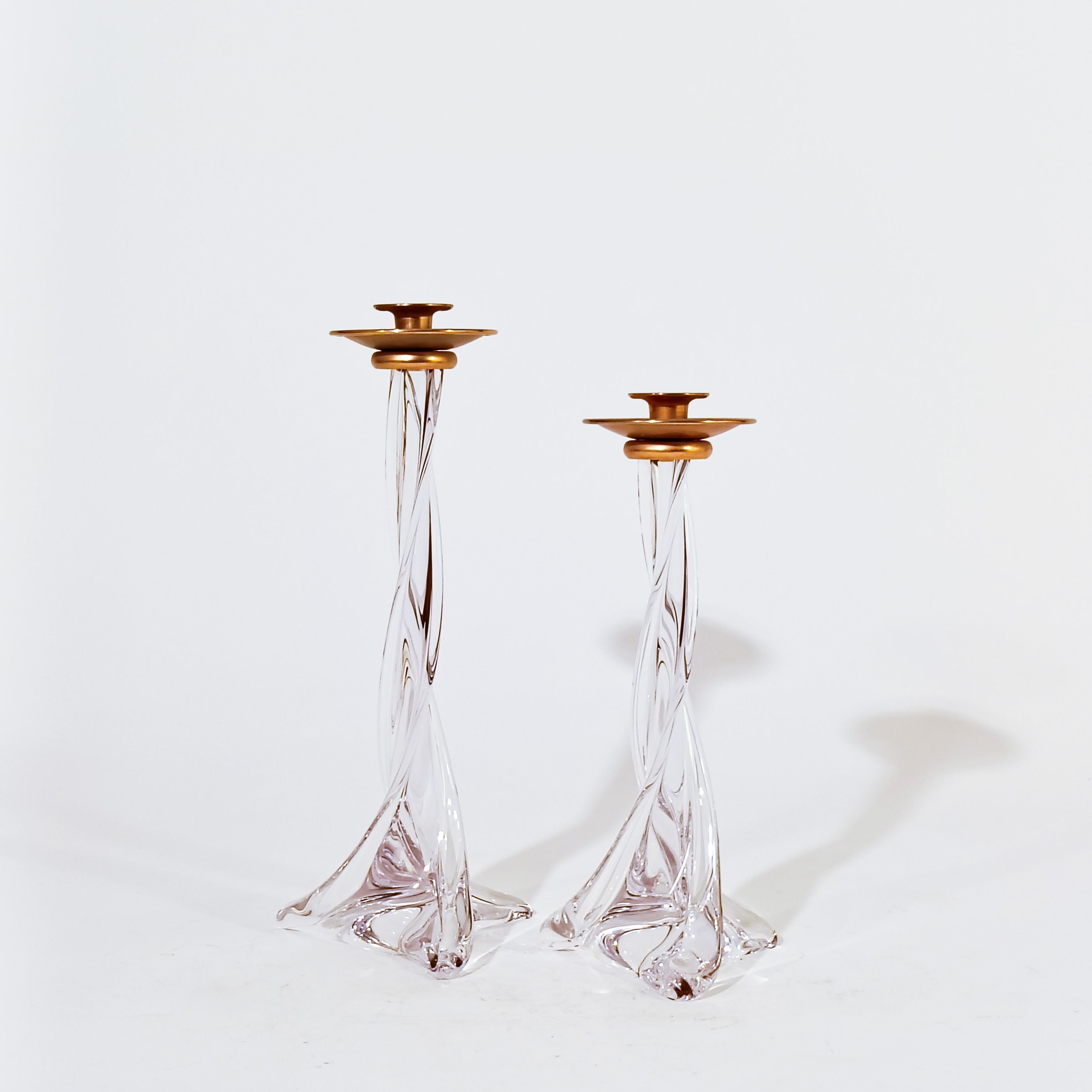 Französische Kristallkerzenhalter von Cristal de Sèvres, 1970er Jahre, 2er-Set. Beide sind handgefertigte Kerzenhalter aus gedrehtem, geblasenem Glas, in transparenter Farbe und vergoldetem, verchromtem Metall. Ganz im Stil der französischen