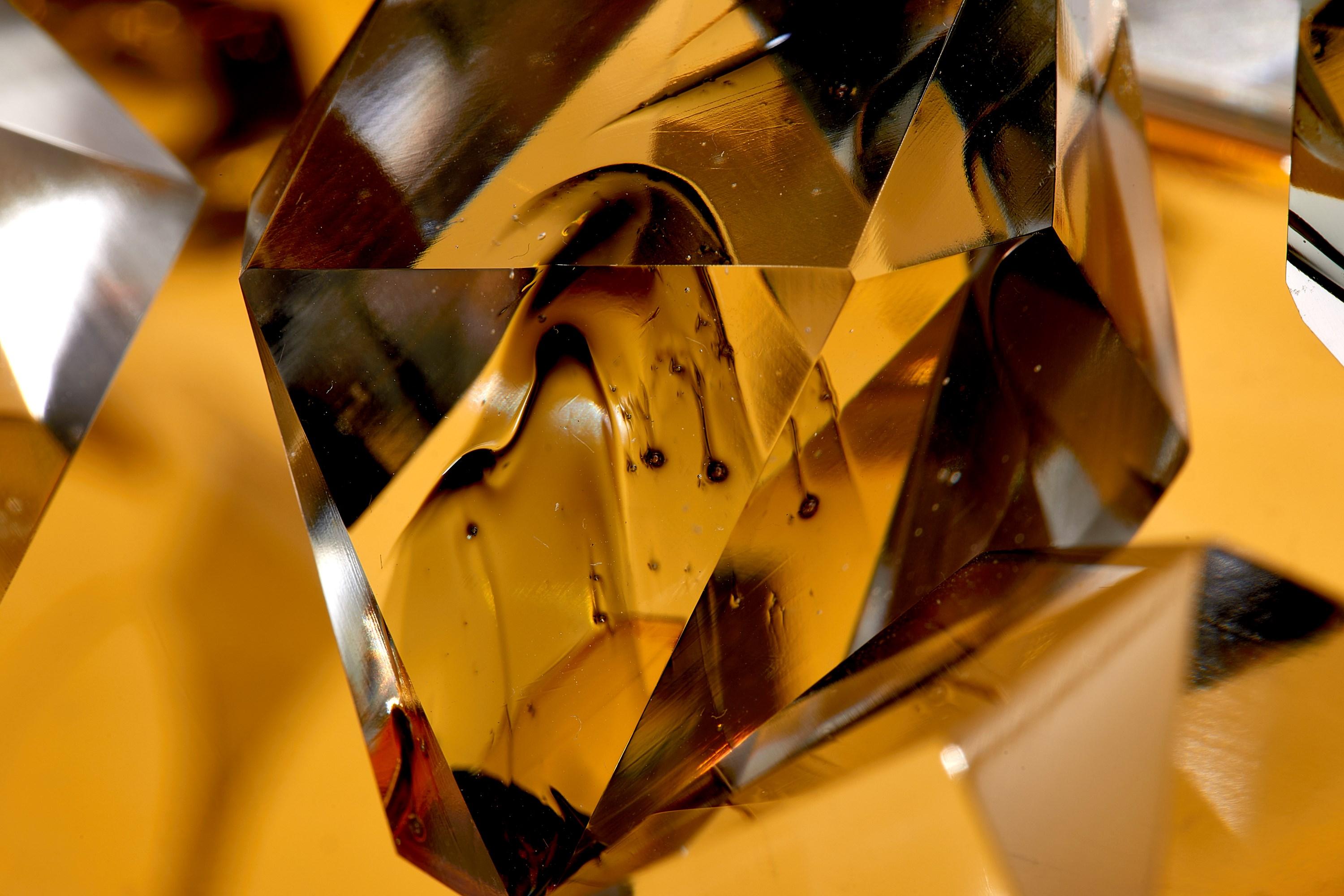 Cristal Diffusion in Bernstein, Skulptur aus Kristall mit Kristallverzierung von Hanne Enemark im Angebot 3