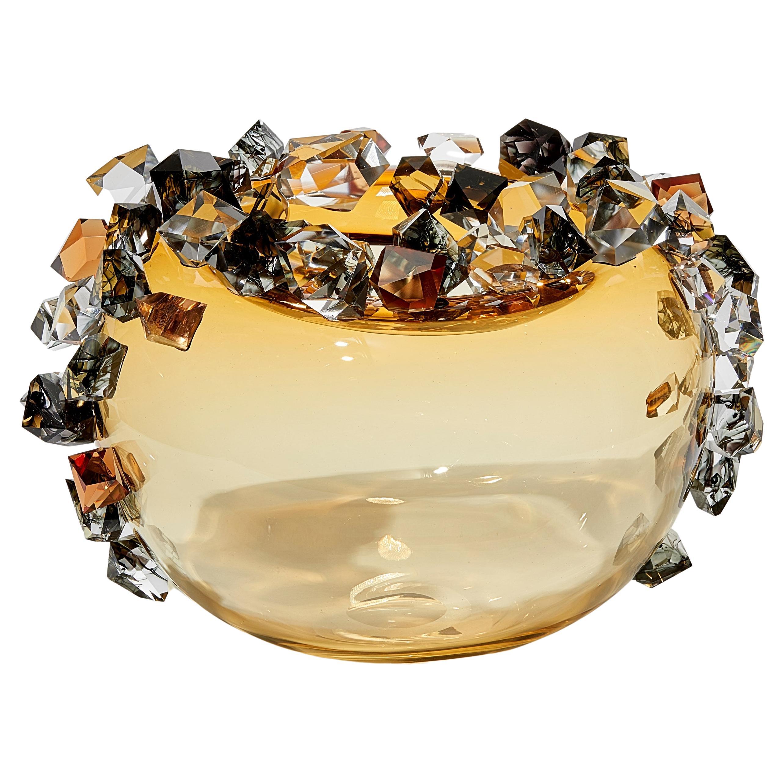 La diffusion de cristaux dans l'ambre, sculpture en verre ornée de cristaux par Hanne Enemark